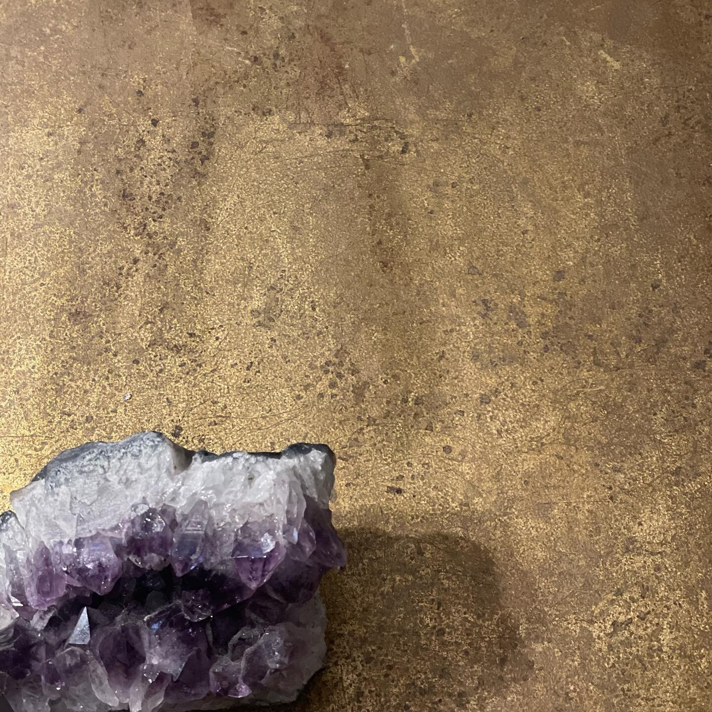 Gilded Alchemy with Amethyst 

#gilded #goldleaf #alchemy #azubespokefinishes #agedgold #azu #surfaceartistry #dutchgold #masterpainter #bespokesurface #bespokefinishes