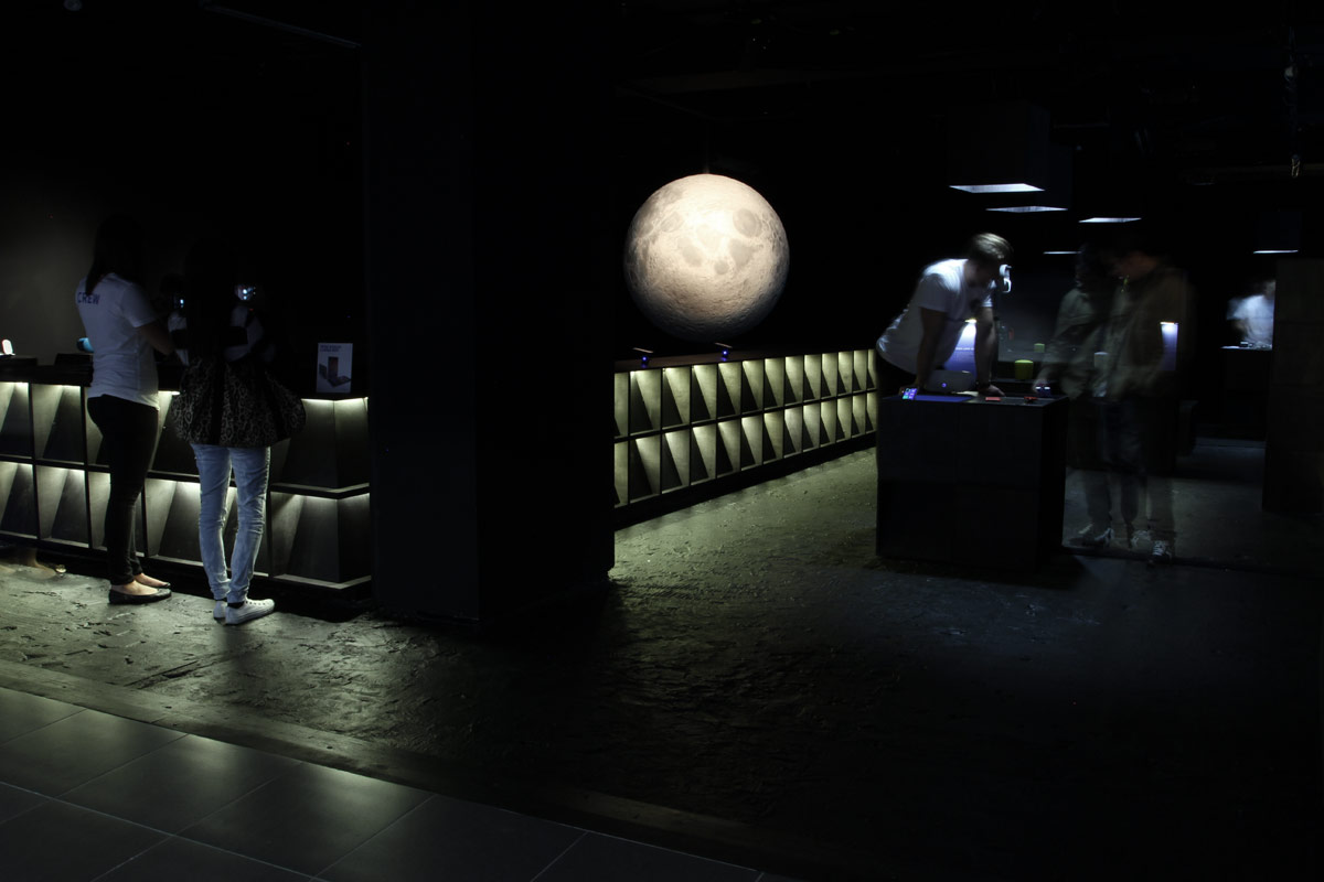 Finished project. Shop concept was to demonstrate using the 'Nokia Lumia 925' in a low light environment.