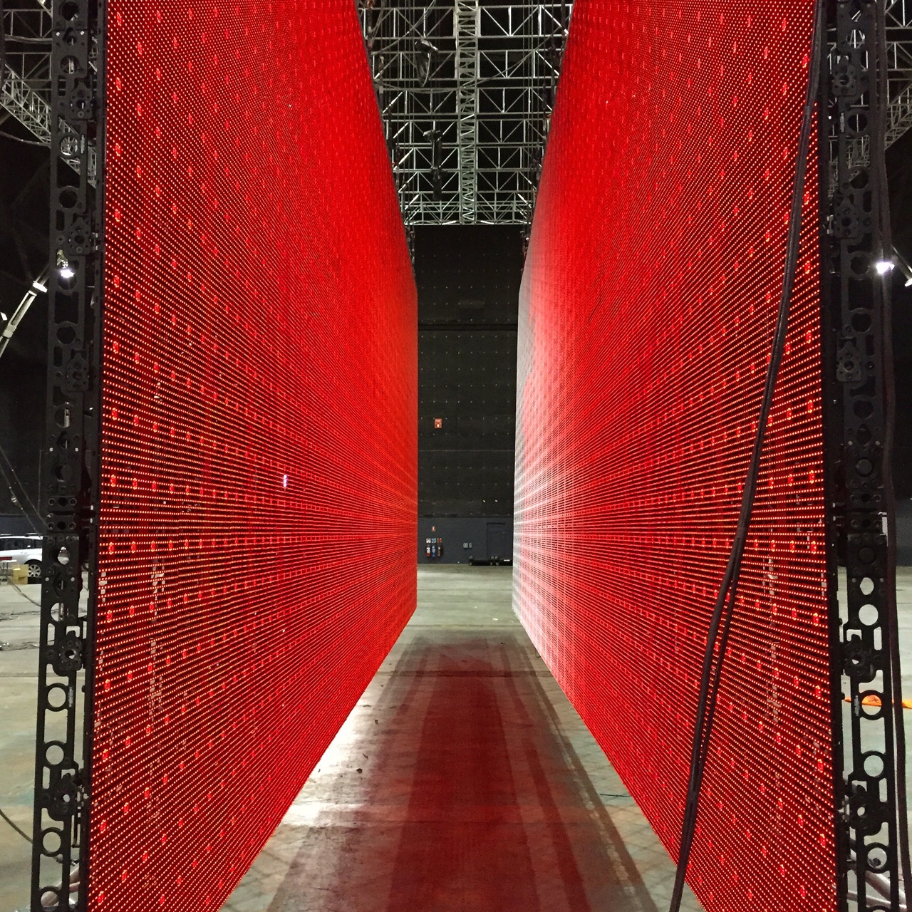 15 m long LED lighting panel hanging 8.9 tonne.