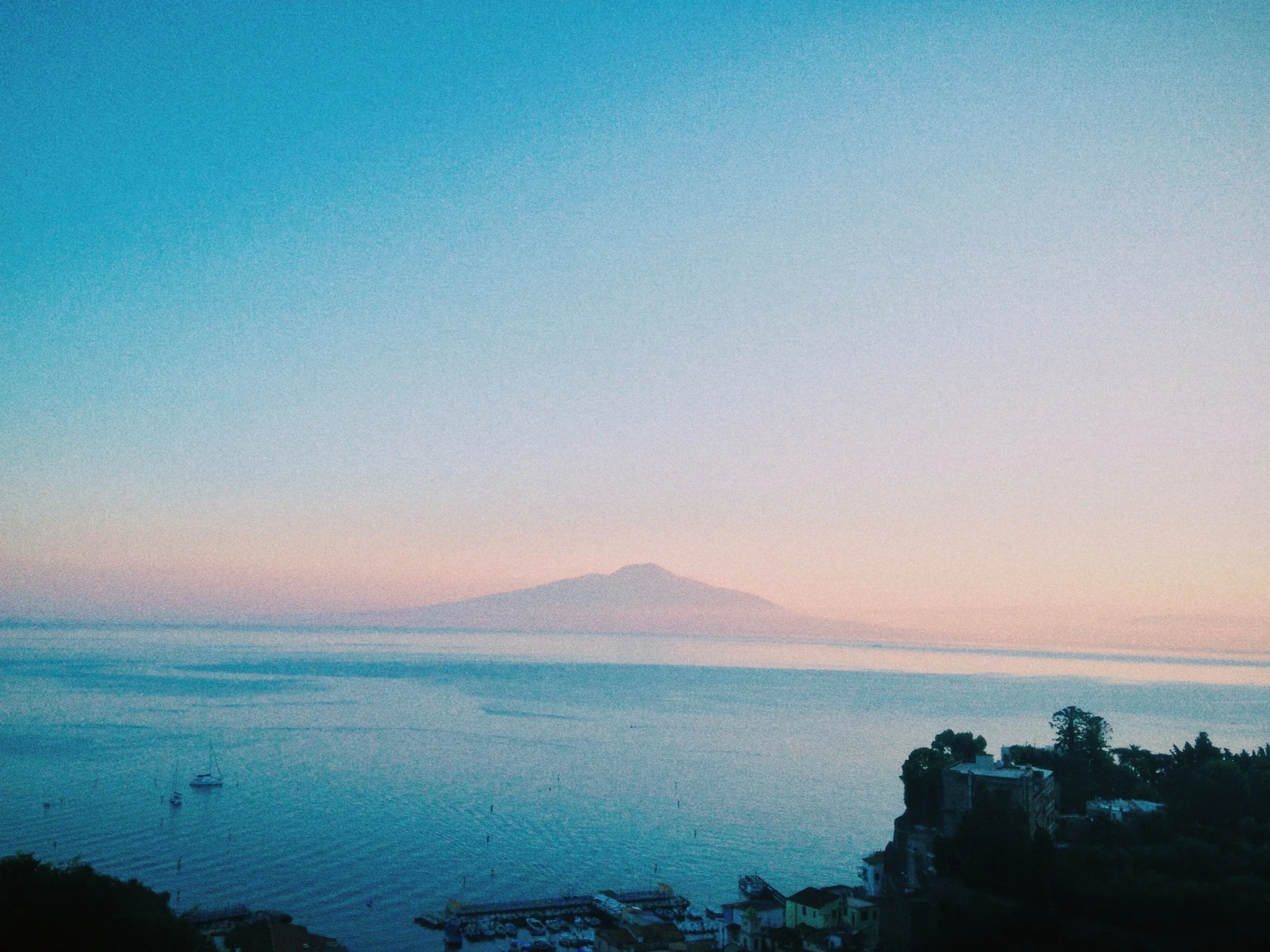 Sunrise over Mount Vesuvius.JPG