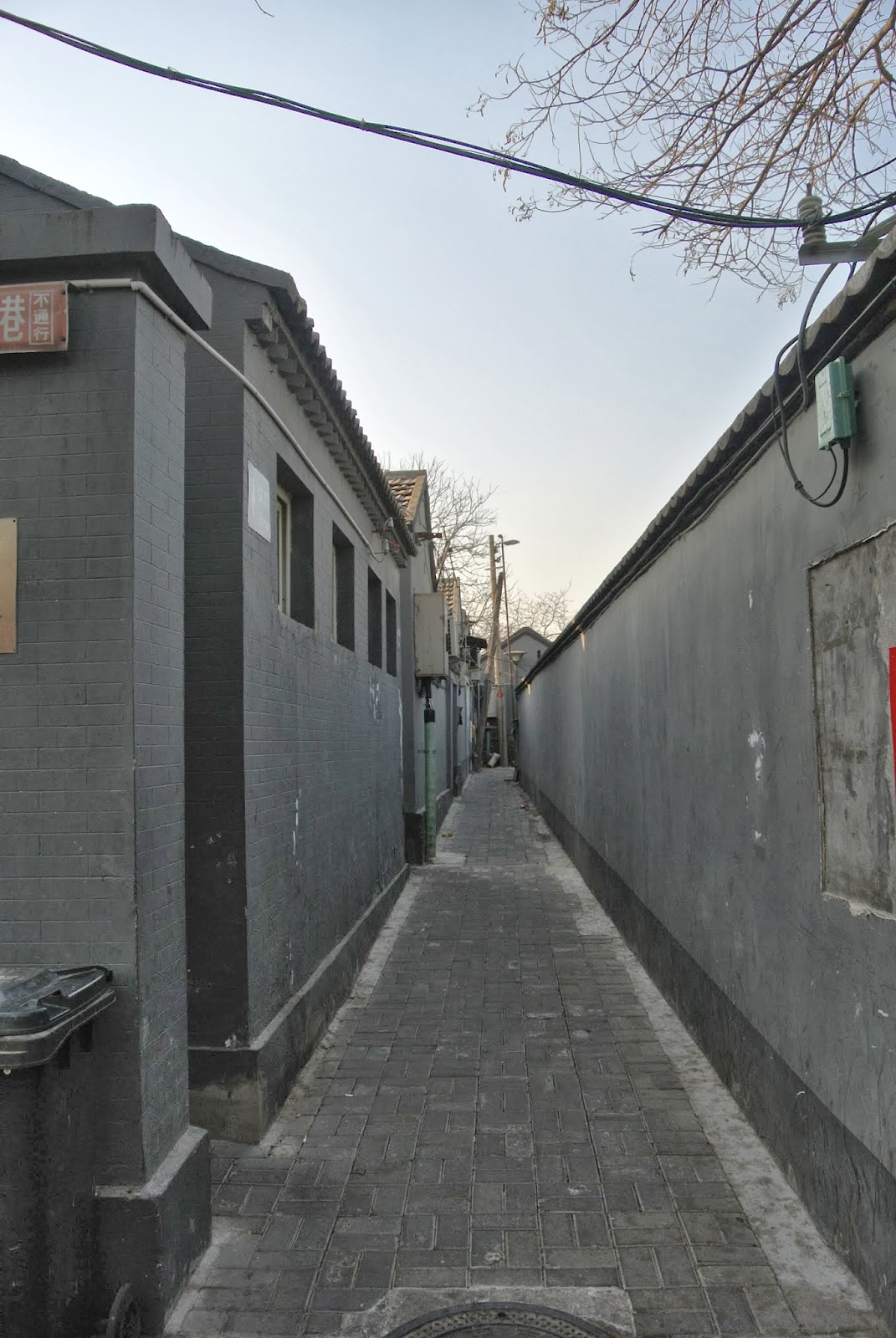 There was a guard who looked like he was in a rush and he came up, passed us, and turned into this alley. It looks like something out of the dramas! I wonder if they film here.. I wanted to follow him to see where he went. Literally once he turned, 