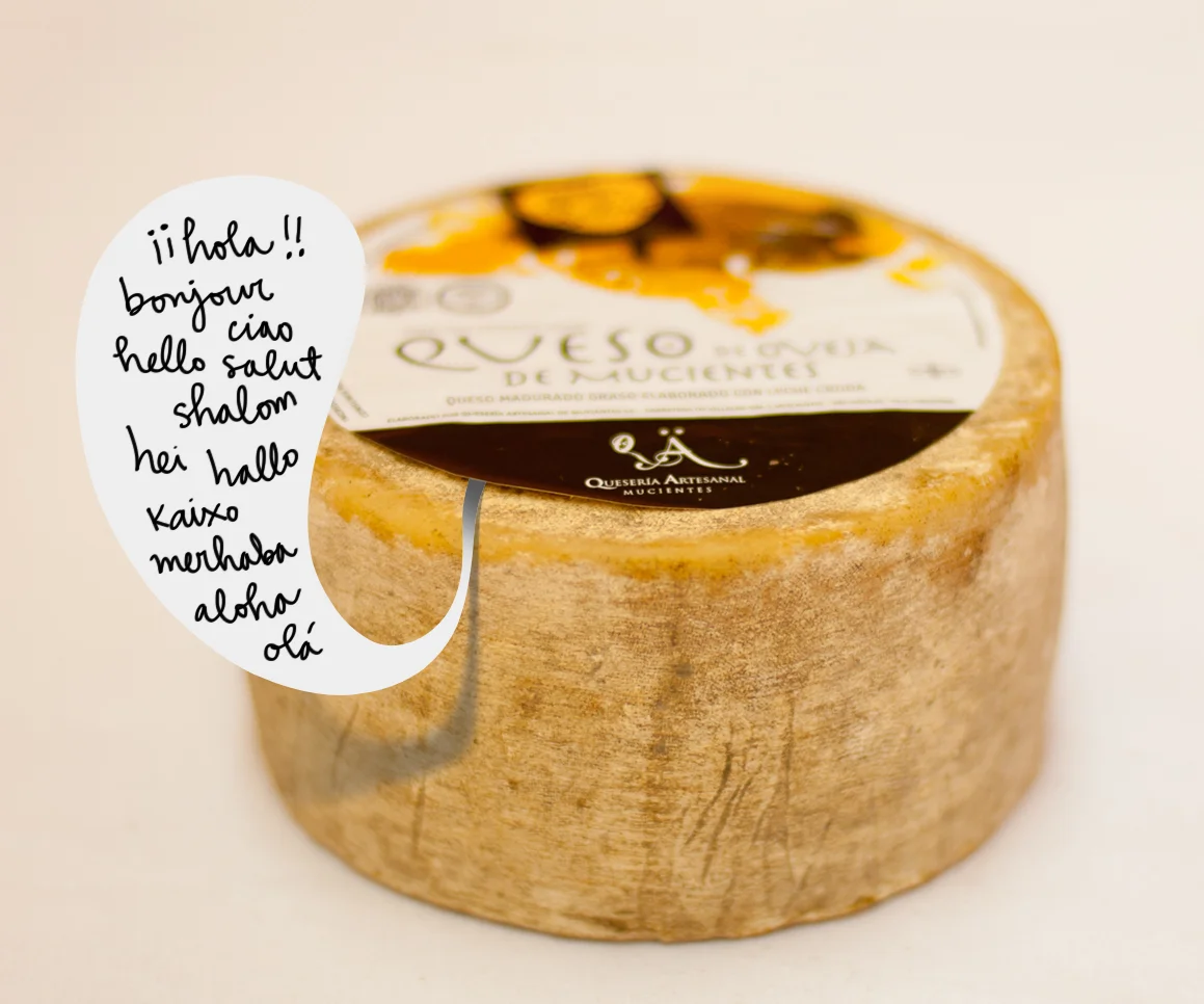 Queso de pasta prensada, elaborado con leche cruda de oveja, lo que obliga a una maduración mínima de 60 días antes de su venta. Formato cilíndrico de caras planas y corteza lisa, de color pardo, debido a la actuación de los mohos, que adquiere diferentes tonos en función del tiempo de maduración. La pasta es firme y compacta, más elástica y blanda cuanto menor es el tiempo de maduración. Igual ocurre con el color, siendo más amarillento cuanto más tiempo tiene el queso, pudiendo aparecer pequeños ojos repartidos al azar de forma irregular. Marcado sabor a oveja, dejando un agradable regusto y con tendencia al picor en los más curados. Ha de tomarse siempre a temperatura ambiente. Si te gusta lo tradicional, acompáñalo de un buen tinto, pero te sorprenderás al combinarlo con un semidulce o incluso una buena cerveza artesanal. Delicioso con aceite de oliva virgen y frutos secos, o bien con membrillo, gelatina o peras y manzanas frescas. Unas buenas anchoas en un pan de hogaza son acompañantes ideales... Las posibilidades son infinitas!!