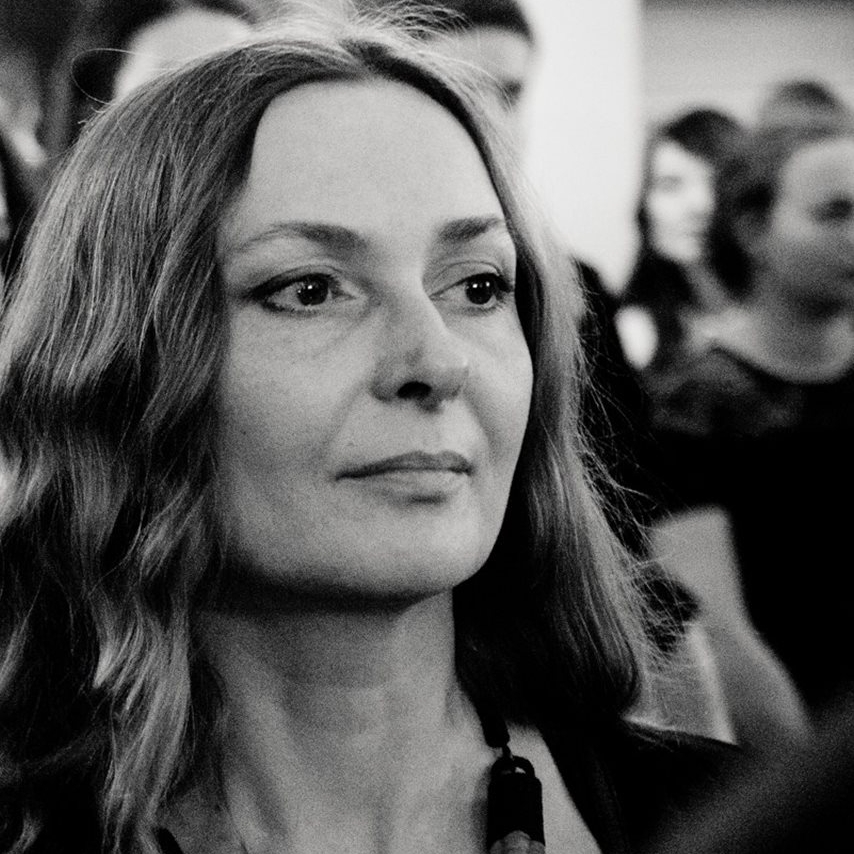 Олеся Нестеркова Искусствовед, около пятнадцати лет занимается глянцевой журналистикой по теме дизайна интерьера. С 2008 по 2015 гг– главный редактор журнала «Архидея». В данный момент продолжает профессиональную практику журналиста и эксперта интерьерного рынка. Ведет курс лекций «История искусств и стилей интерьера» в ЕДШ.