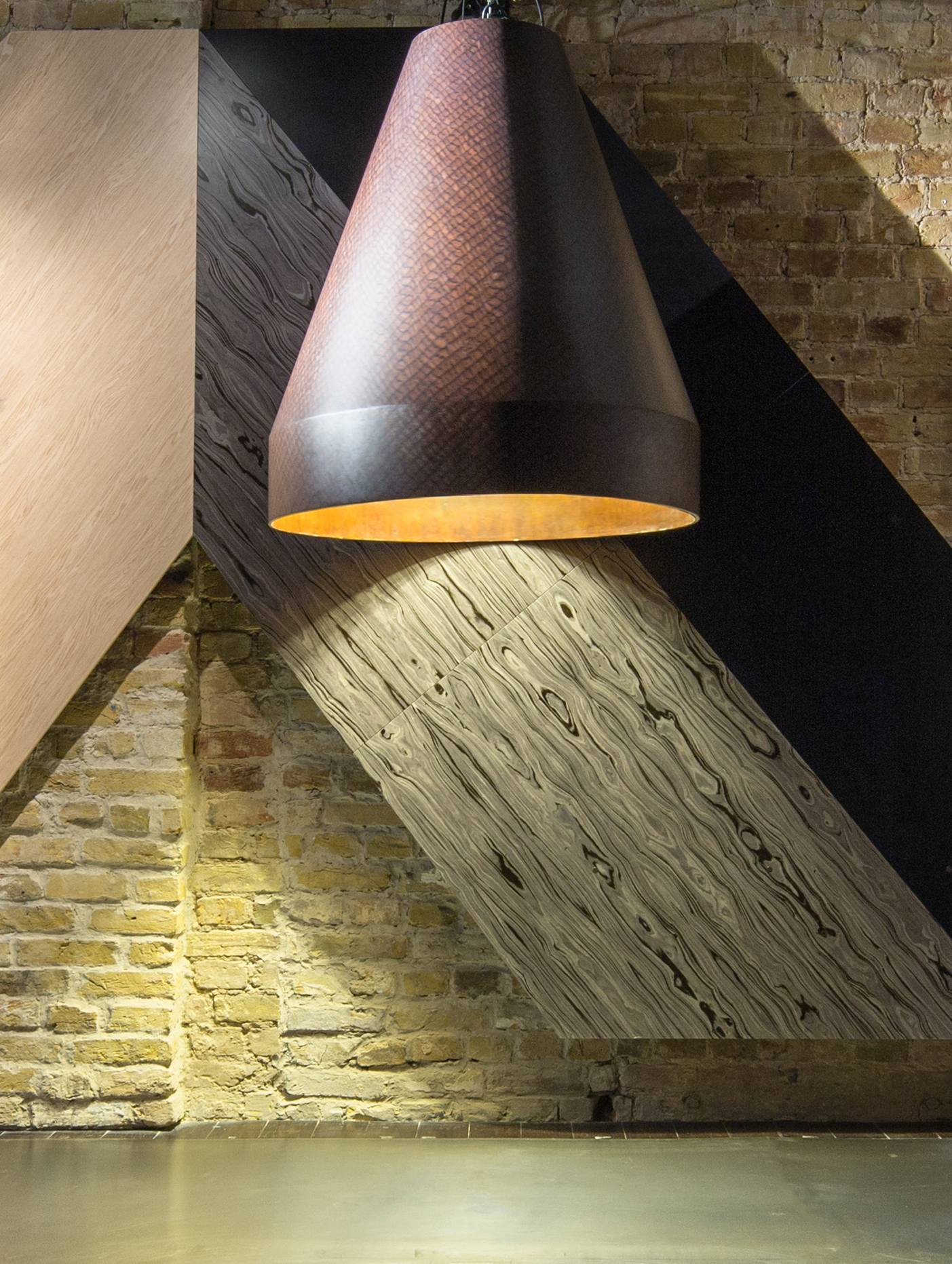 Шпон 18.31 Pirarucu в лампе Jet от Sergey Makhno Architects