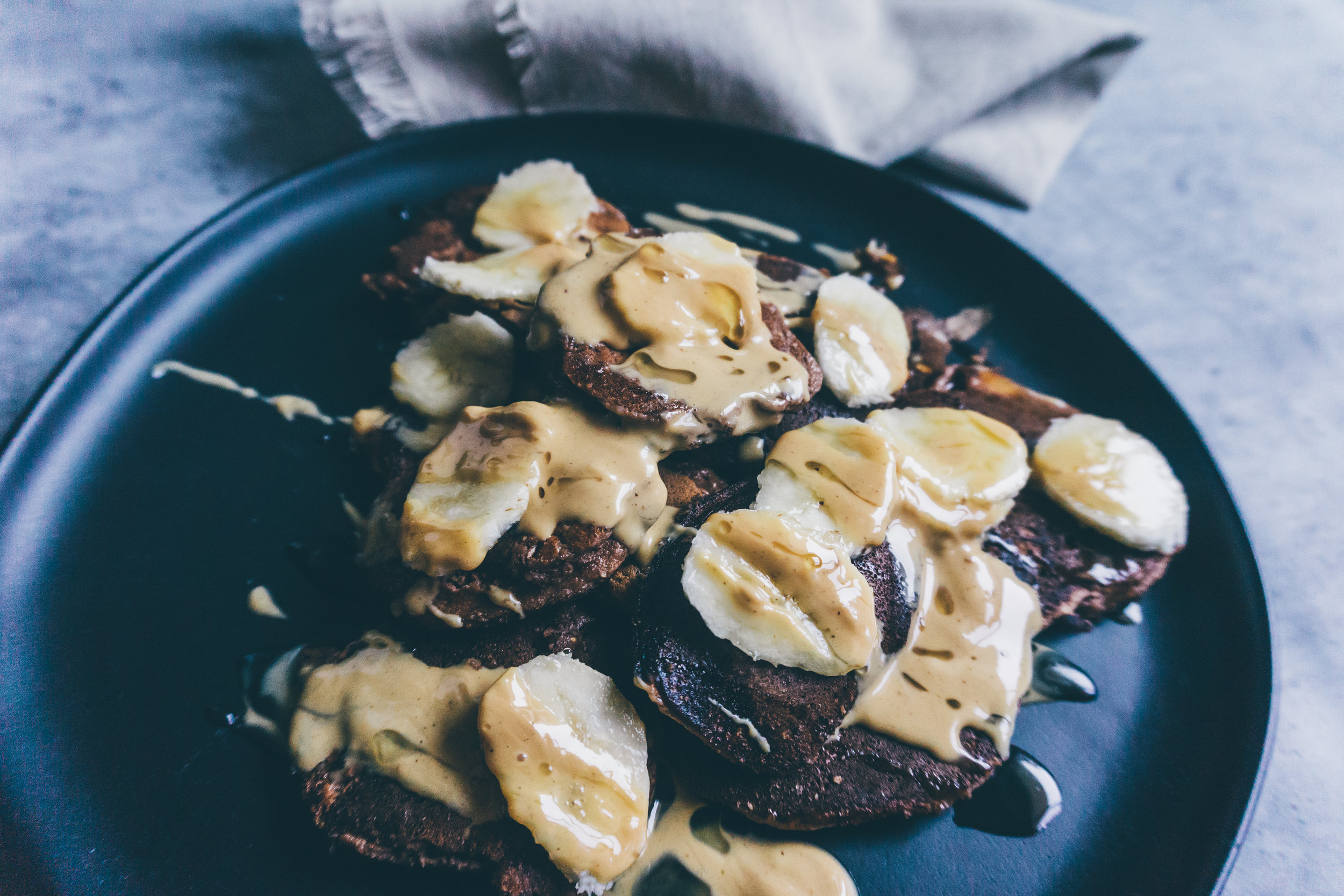 BANANA CHOCOLATE PROTEIN PANCAKES