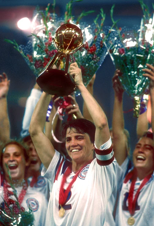 Photo Daniel Motz-MOTZSPORTS China 91,Henrichs with the cup low res.jpg