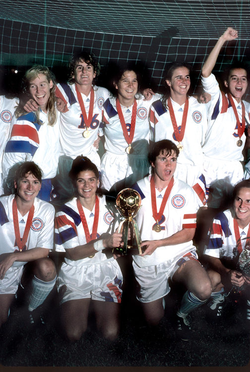 Photo Daniel Motz-MOTZSPORTS,China 91,USwith the cup low res.jpg