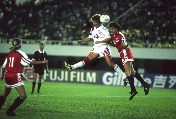 Photo Daniel-Motz-MOTZSPORTS, China 91,Akers goal in the final low res.jpg