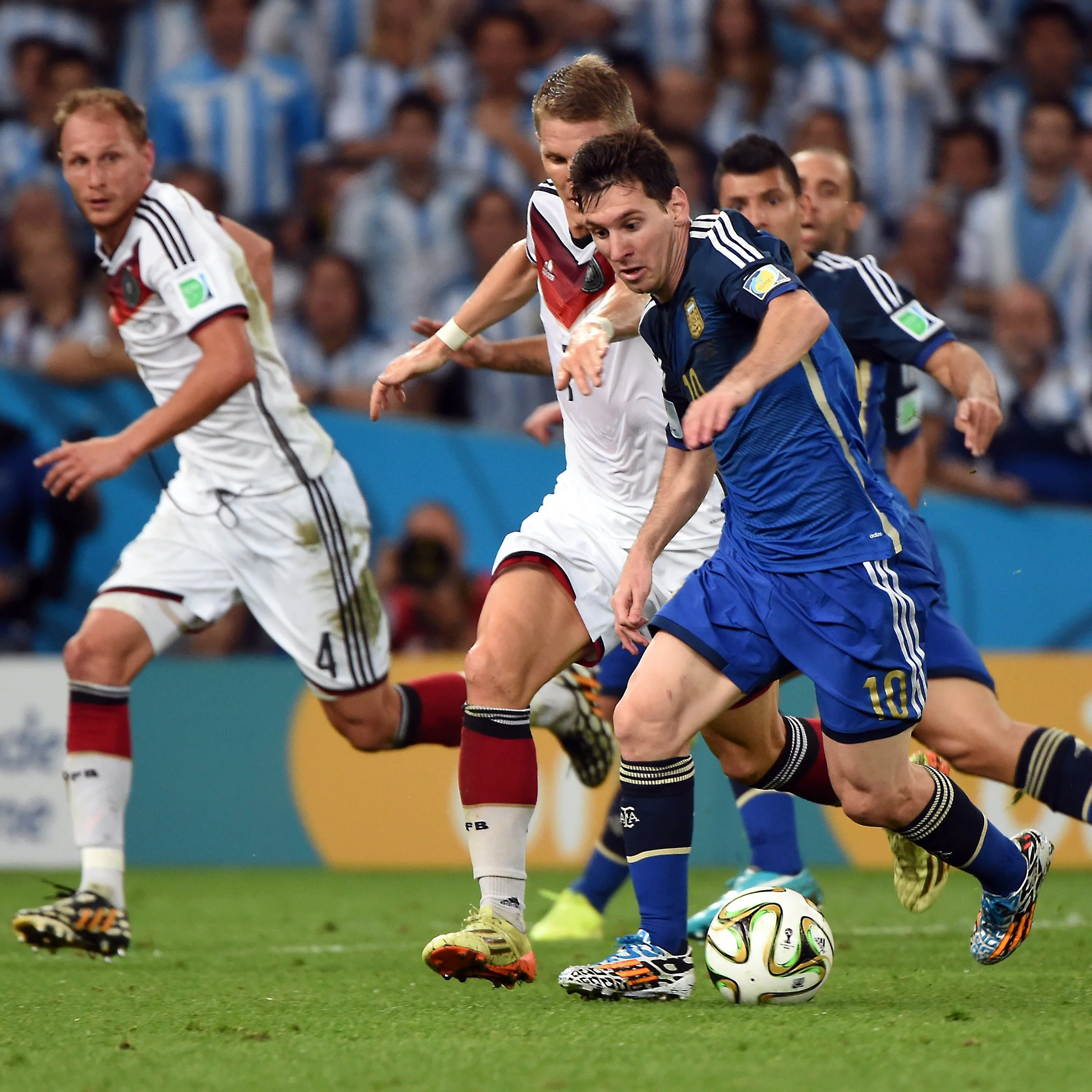 Messi and Schweinsteiger SSP.jpg