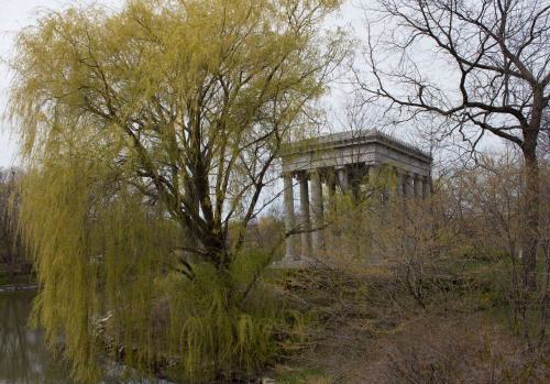 A glimpse of Lake Willowmere getting upstaged by the Palmer Tomb.