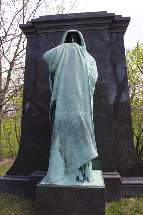 Lorado Taft’s “Eternal Silence” monument for Chicago hotelier Dexter Graves features a specter of death who is actually pretty hot!