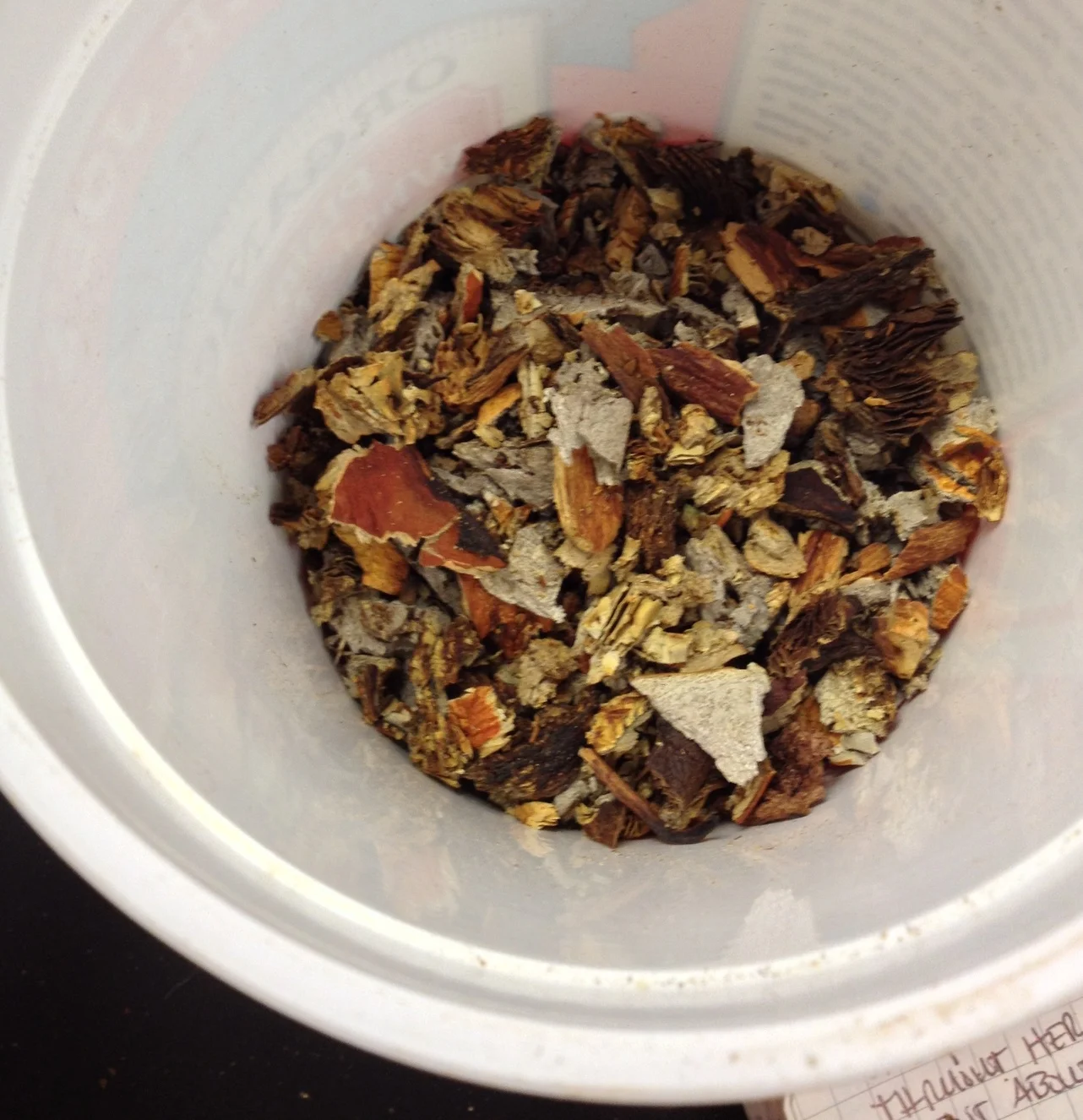  Finished bits. Some mushroom dyes require extraction using ammonia, vinegar, or washing soda, while some are simply pulled out with the addition of hot water. 