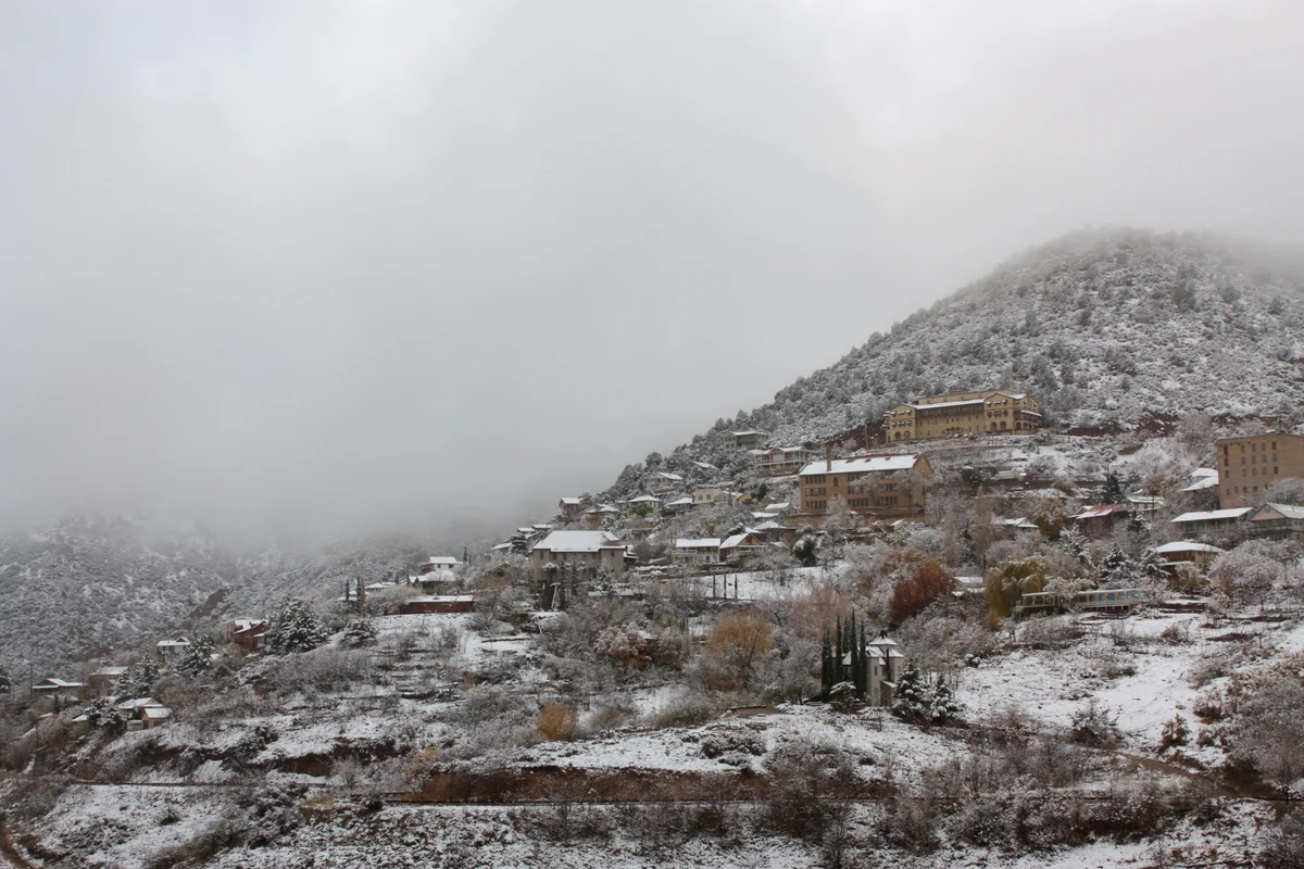  The hotel is the large building up the hill. 