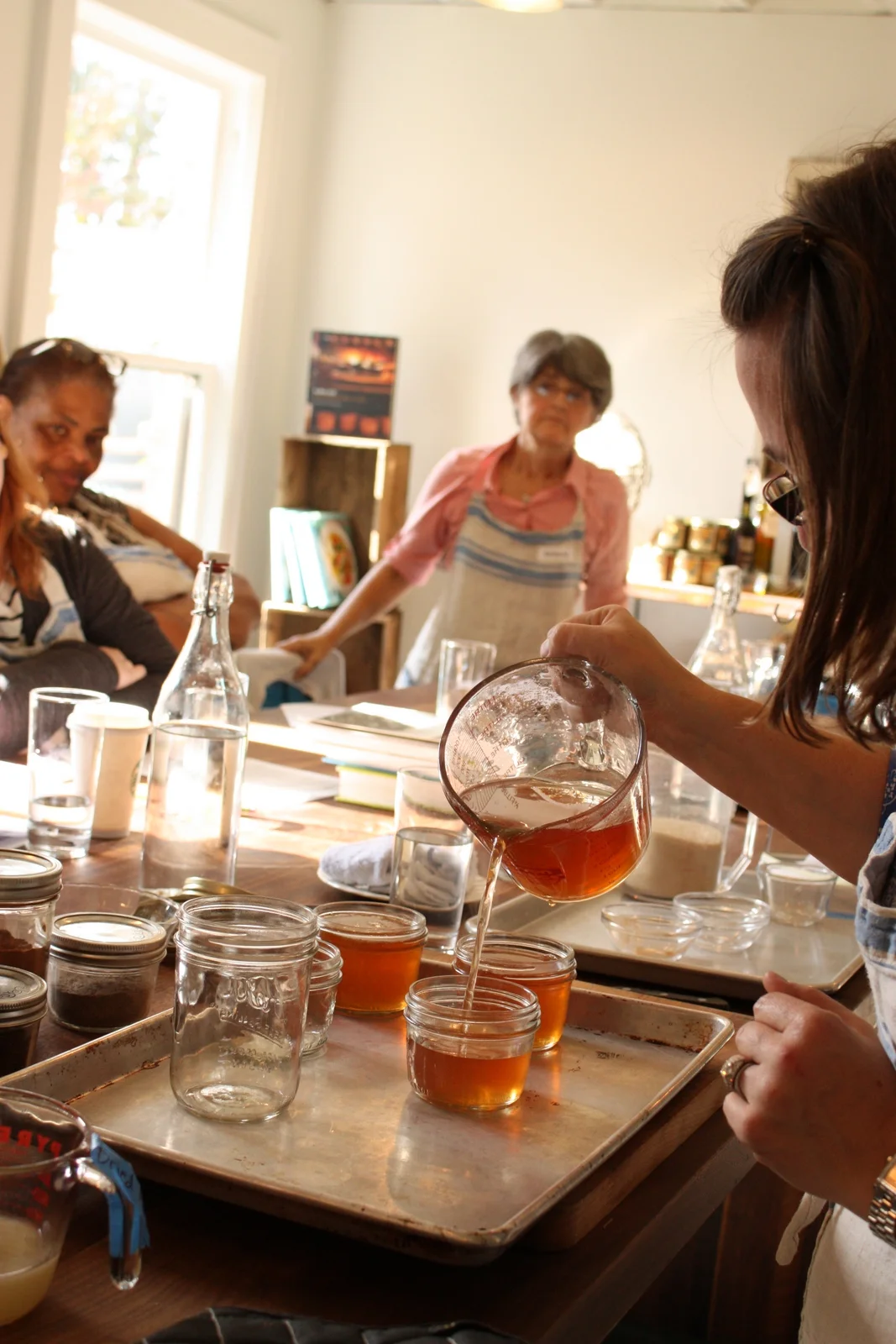  Filling the jars with the finished jelly... 