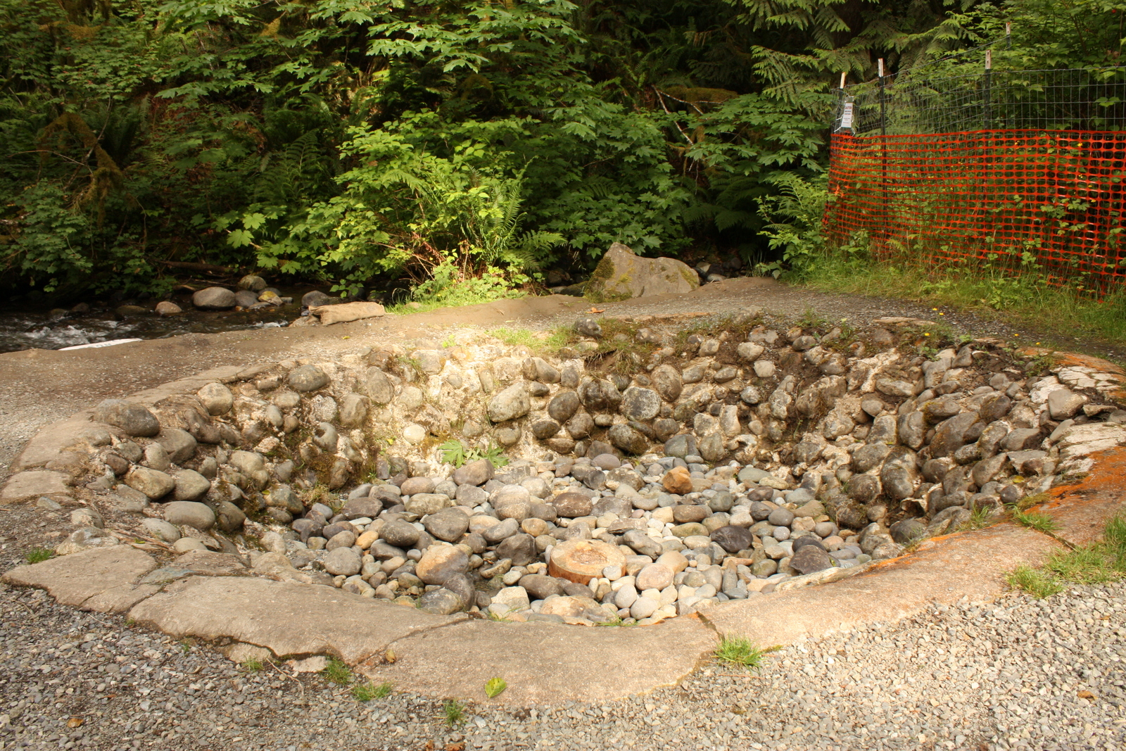  The Flaming Geyser pit. No railings! I was both surprised and pleased by the absence of public overabudance of caution. The orange caution netting behind it is in reference to the washed-out bridge. 