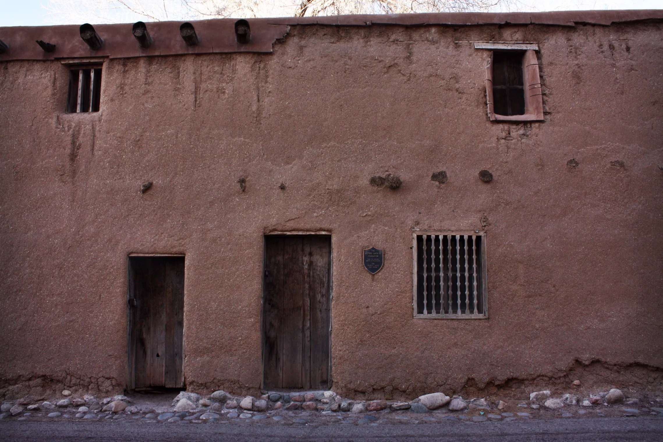  It is around the corner from the De Vargas Street House, alleged to be one of the oldest buildings in the US. http://en.wikipedia.org/wiki/De_Vargas_Street_House 