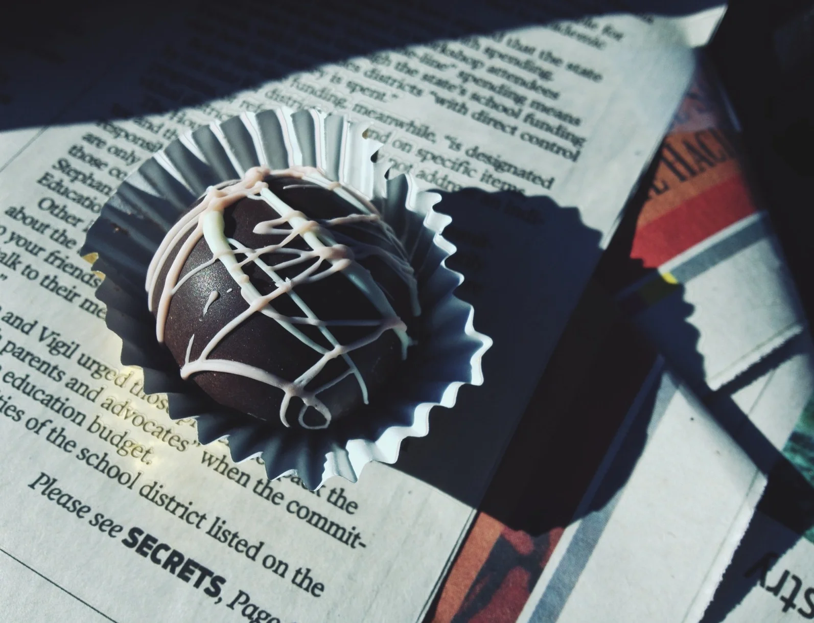  On the way out of town, I bought some last souvenirs, and this Santa Fe truffle by local chocolatier C.G. Higgins ( www.cghiggins.com/ ). This was the Santa Fe Fiesta truffle and it's excellent! Spicy, cinnamony, pecany. If you have the chance to vi