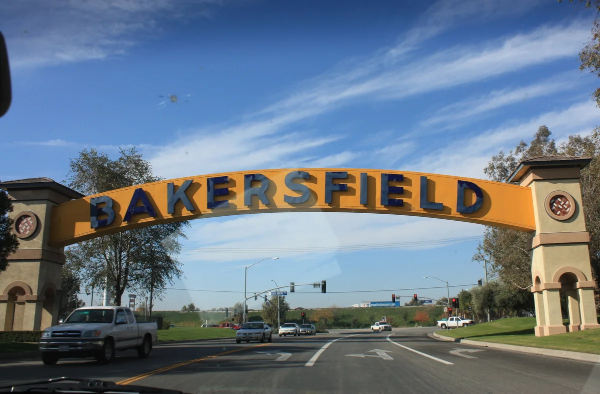  We tried to check out the Buck Owens Crystal Palace in the morning before we left, but it was closed. They like to sleep even later than we do. So it was goodbye to Bakersfield. http://www.youtube.com/watch?v=sXqeCi1ADhA 