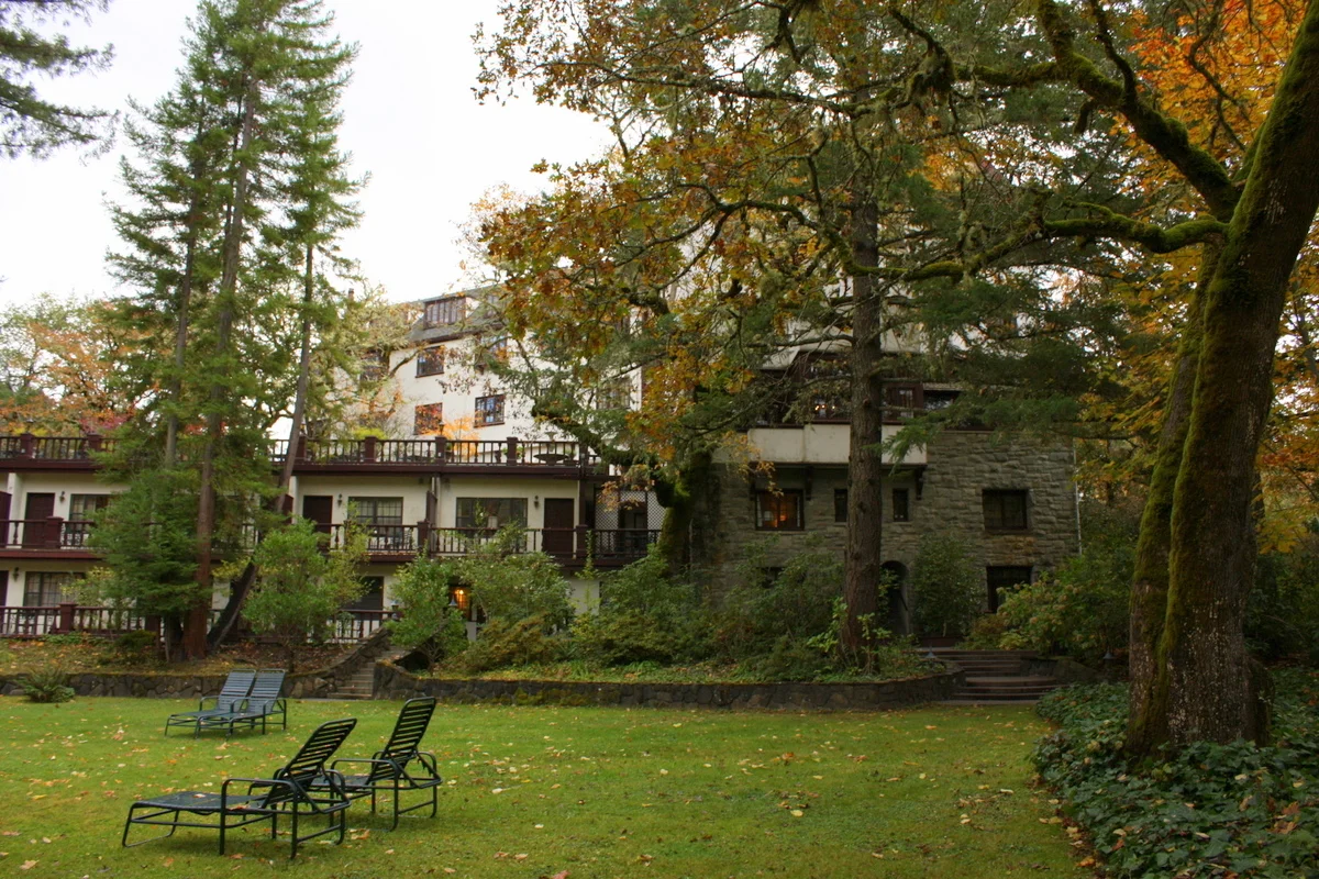  Back side of the hotel. Our room was on the lower level, right behind those bushes in the center of the shot. 