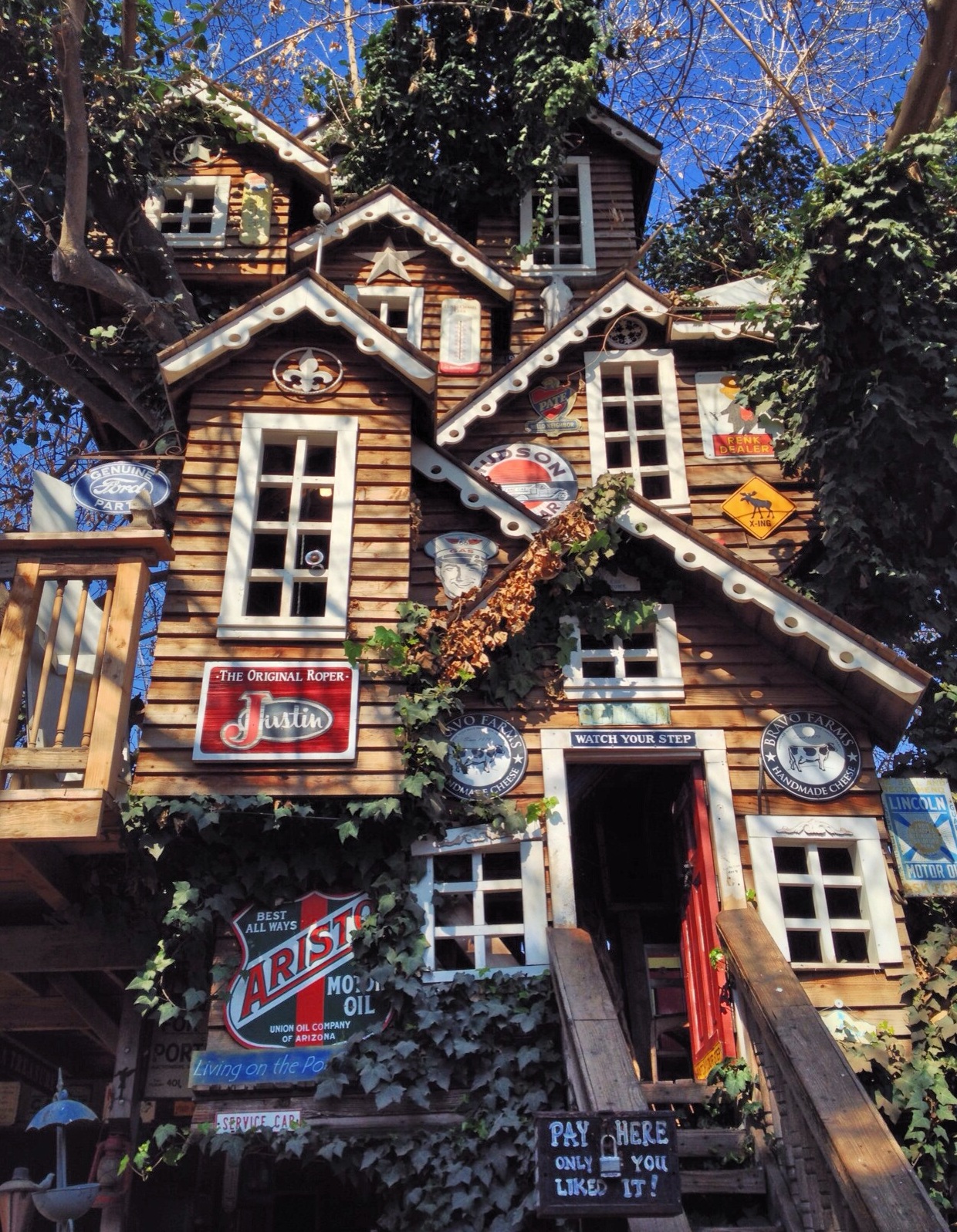  Bravo Farms Cheese Factory's fantastic treehouse 