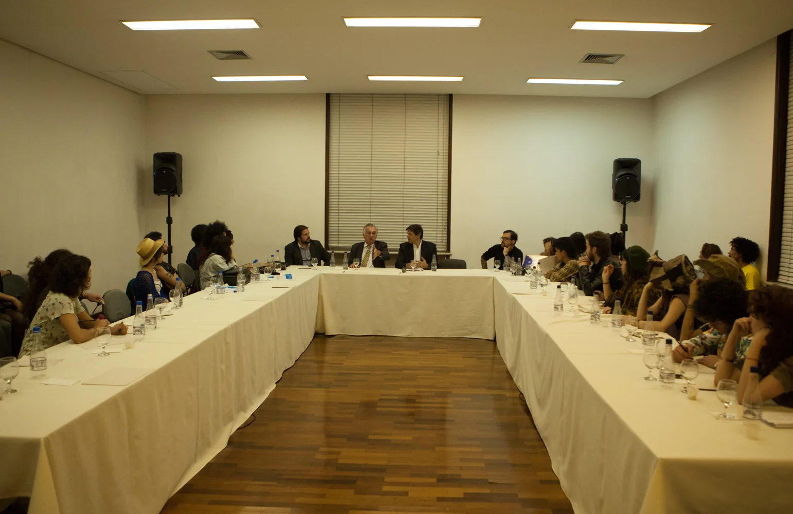Artistas da Ouvidor 63 e, ao centro, Gabriel Portela, Juca Ferreira, Fernando Haddad e um dos responsáveis pela medição entre a ocupação e a secretaria, Baixo Ribeiro 