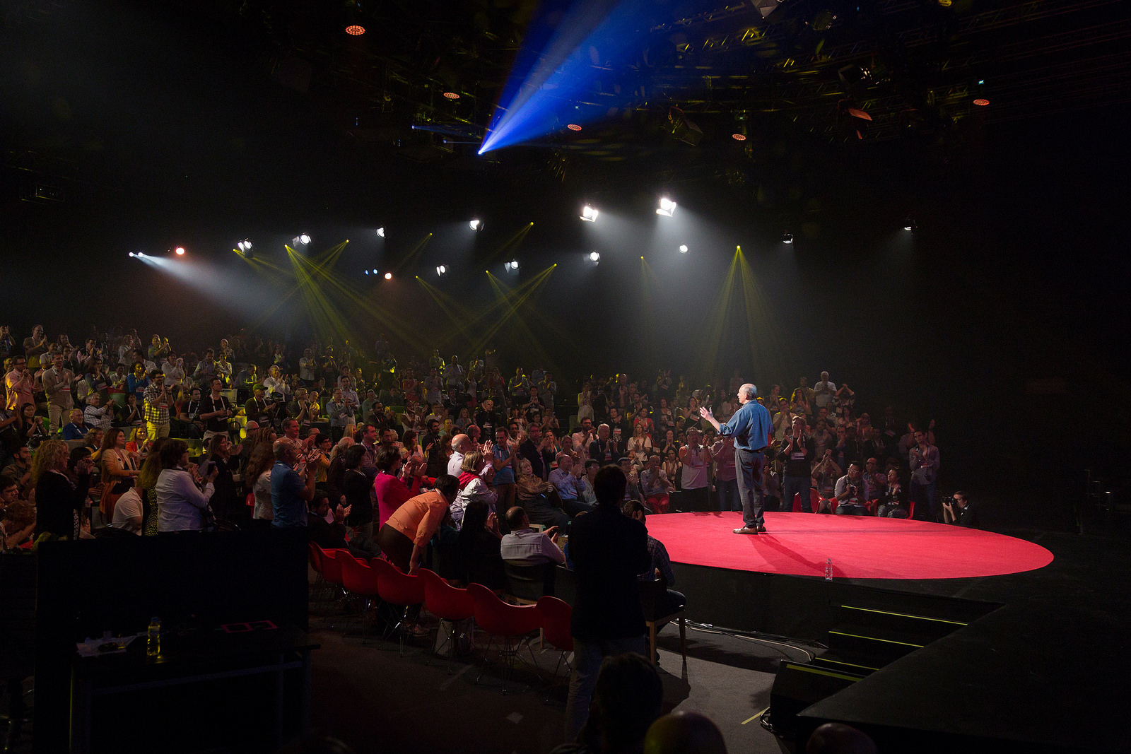 Ethan fem sua palestra no TED Global, no Rio de Janeiro