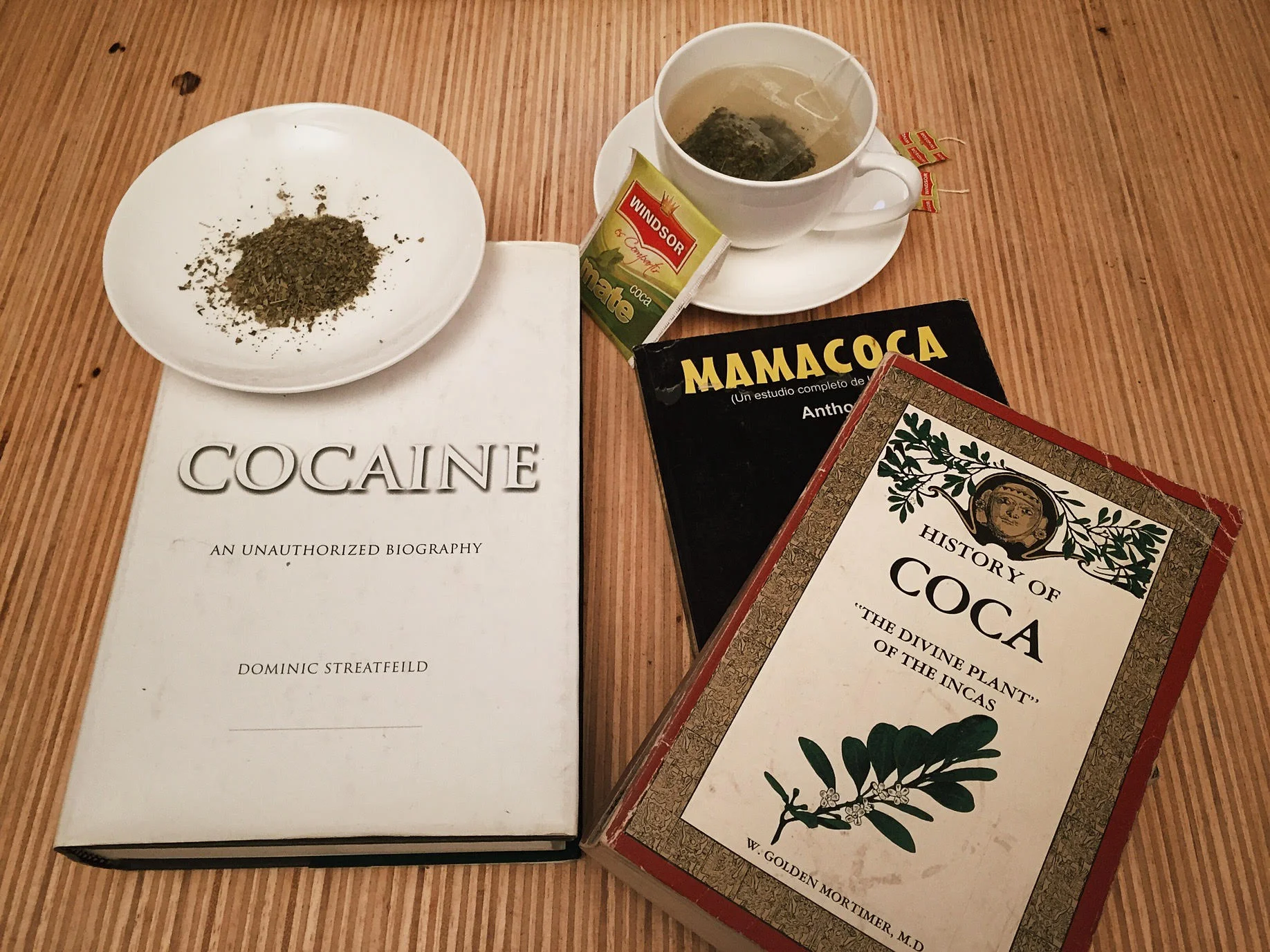 Folha, chá e informação. Ingredientes do Segunda Dose sobre coca.