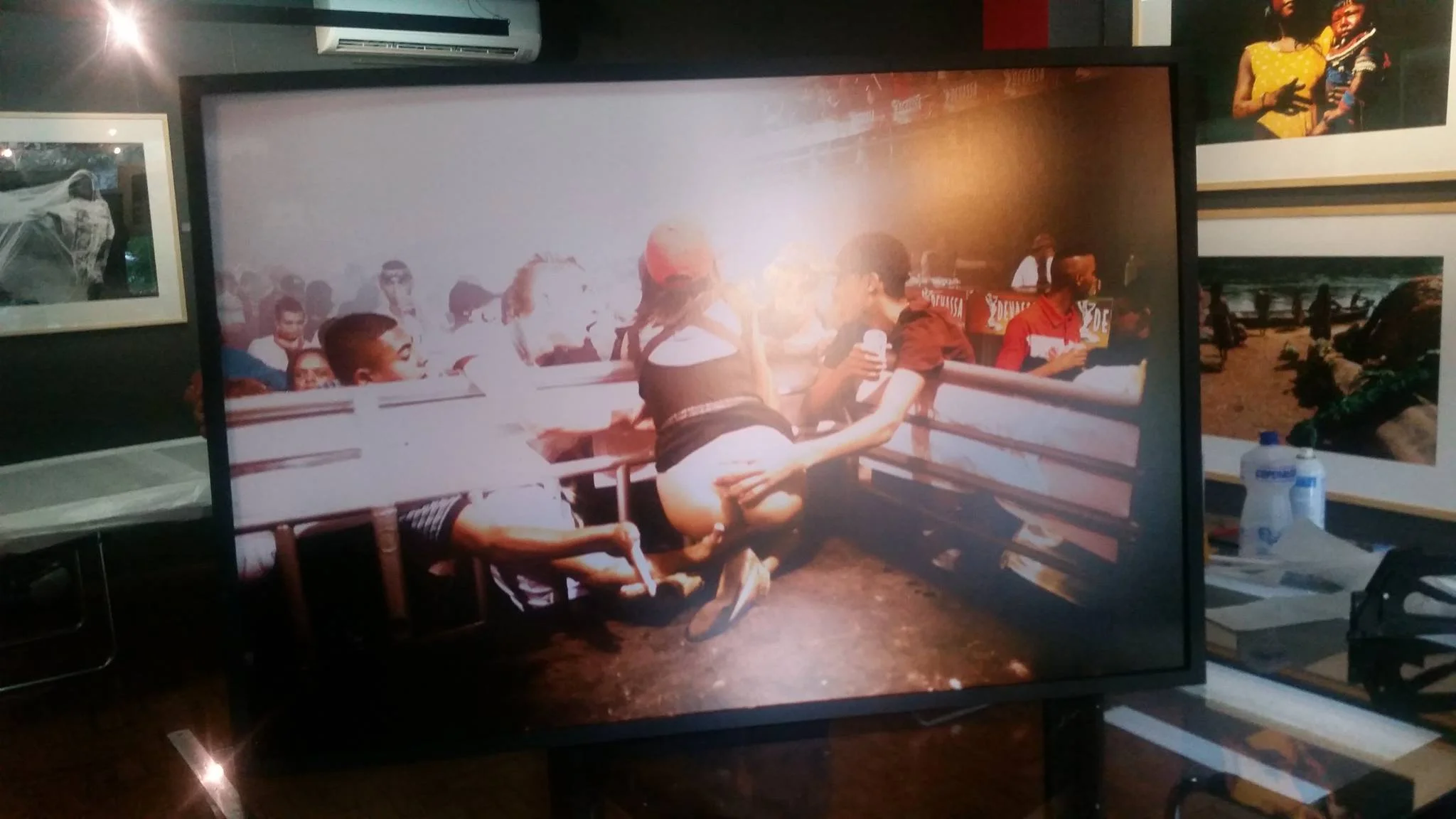 Montagem da exposição Revogo, de André Liohn