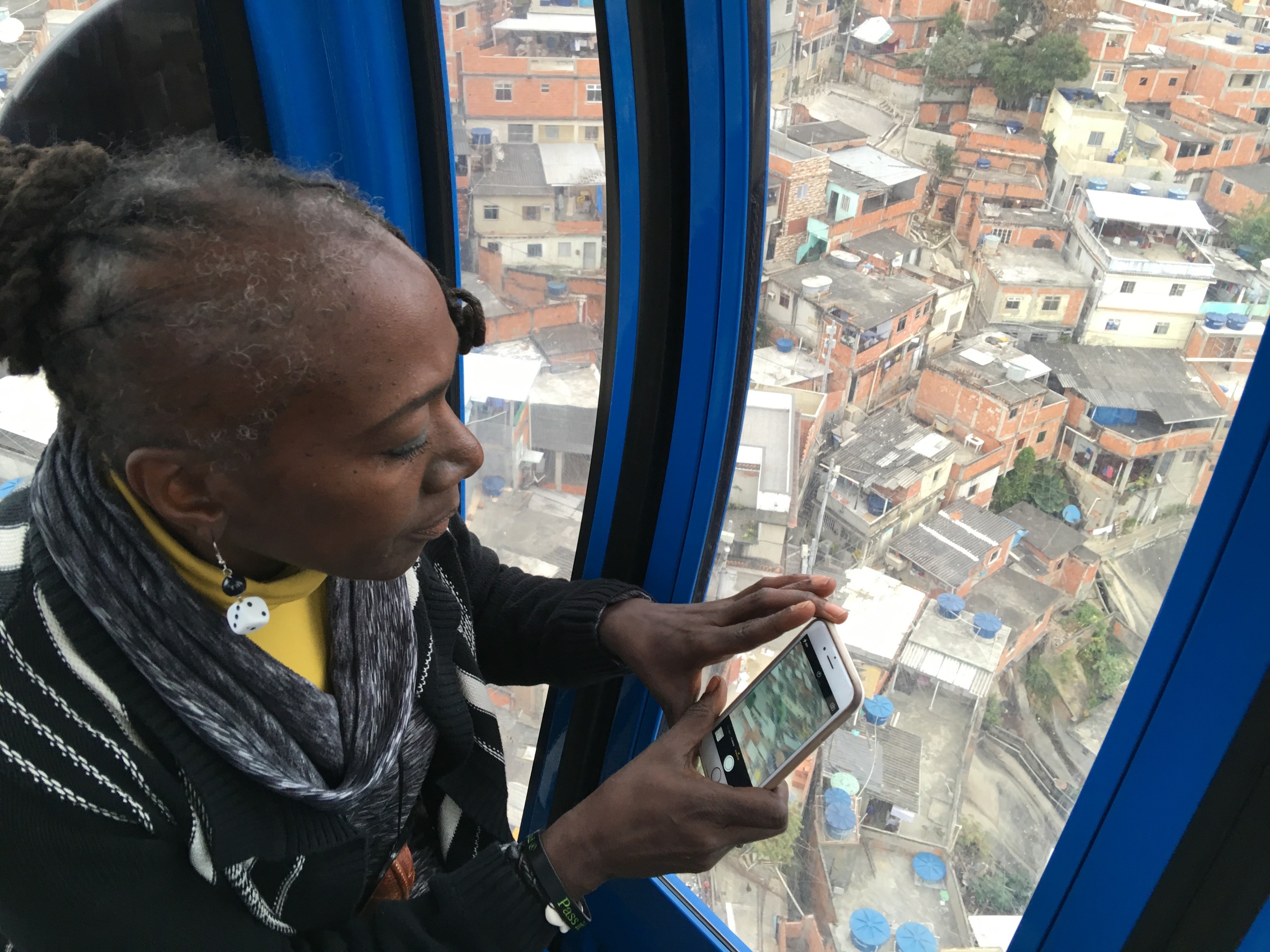 Deborah Small, no primeiro dia no Rio de Janeiro, em visita ao Complexo do Alemão