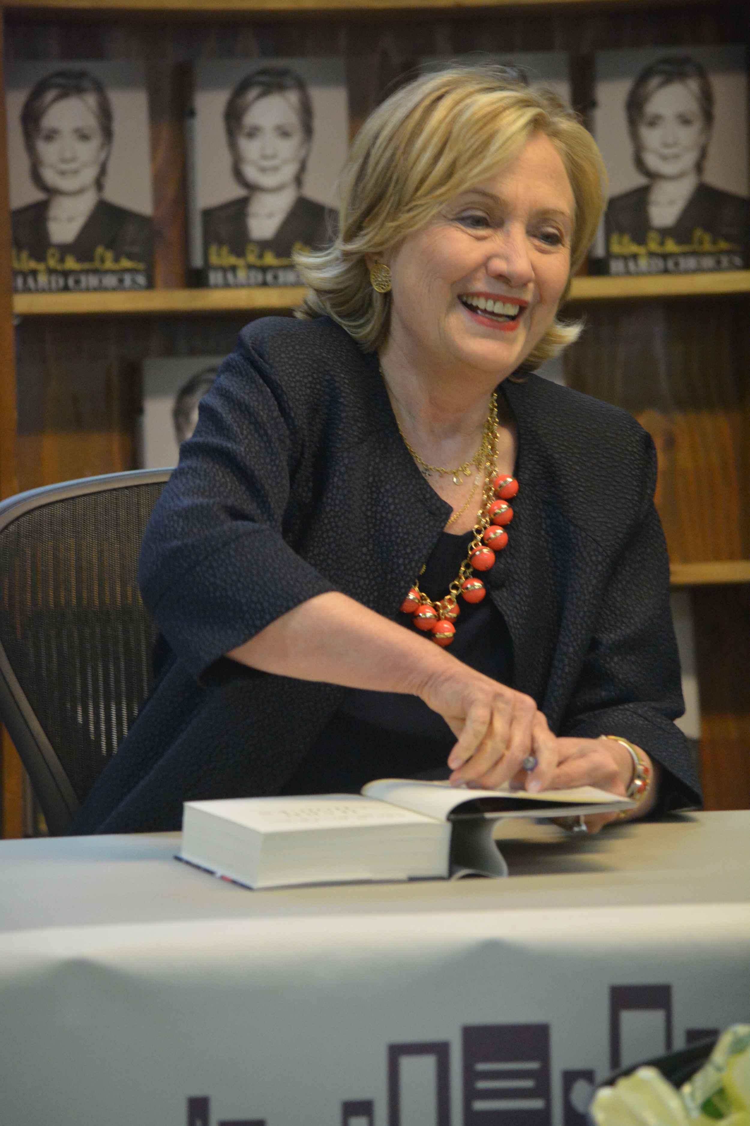 1,000 Fans Meet Hillary In Huntington