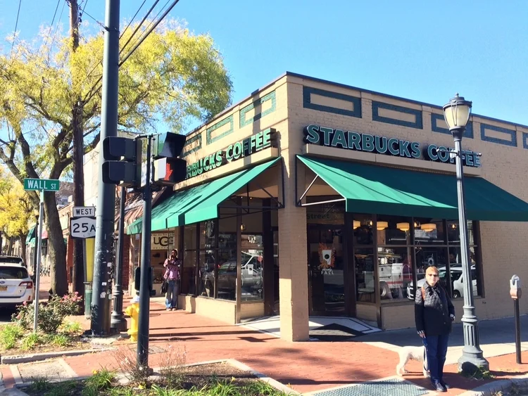 Starbucks Locations Apply For Beer, Wine Licenses