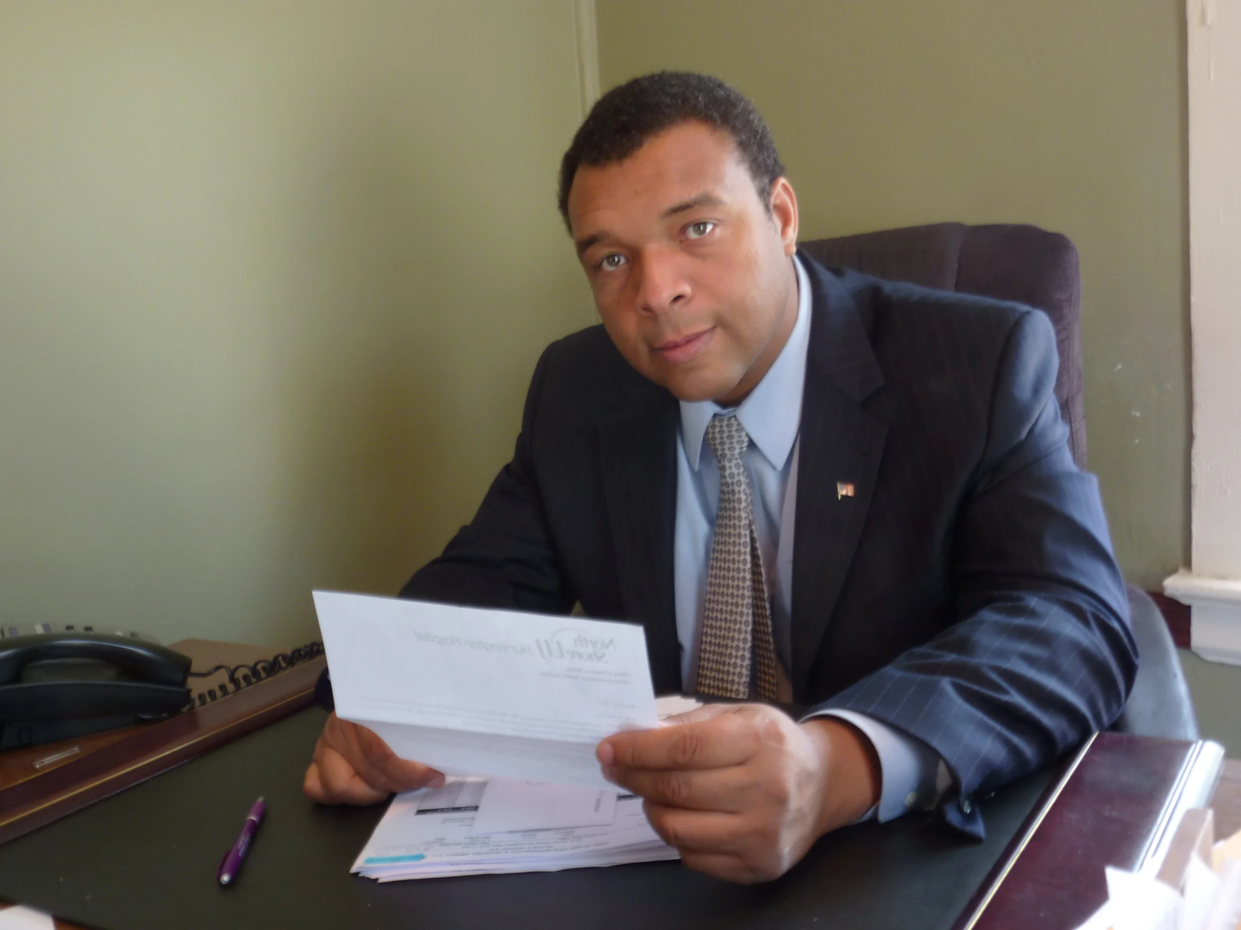 Suffolk Legislator William Spencer introduced legislation on March 1 intended to ban single-use plastic bags from retail stores in the county.