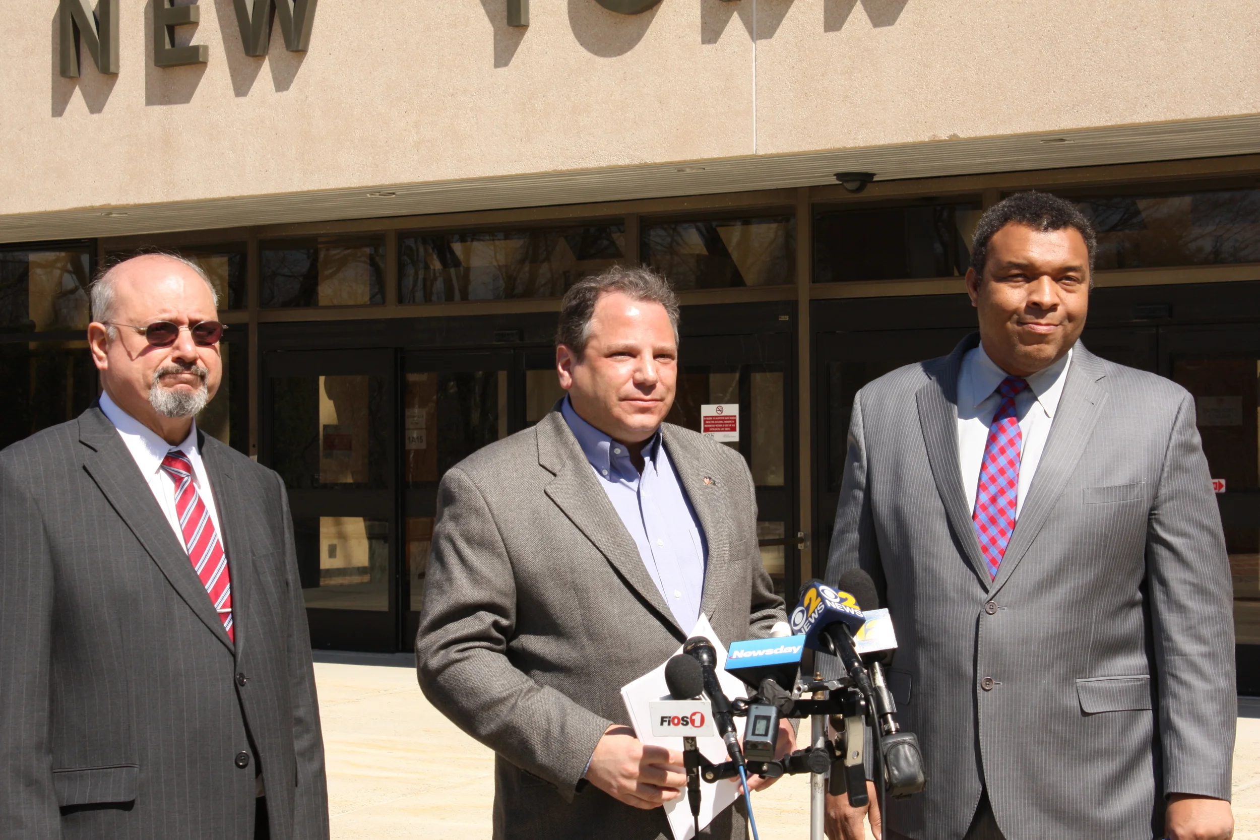 From left: Dr. Simon Zysman, executive of substance abuse clinic Employee Assistance Resource Services; state Assemblyman Andrew Raia; and Suffolk Legislator William “Doc” Spencer call on Gov. Andrew Cuomo to allow local state-run psychiatric facilities to lend their spare beds for inpatient treatment of heroin addicts. Photo/Office of Assemblyman Andrew Raia