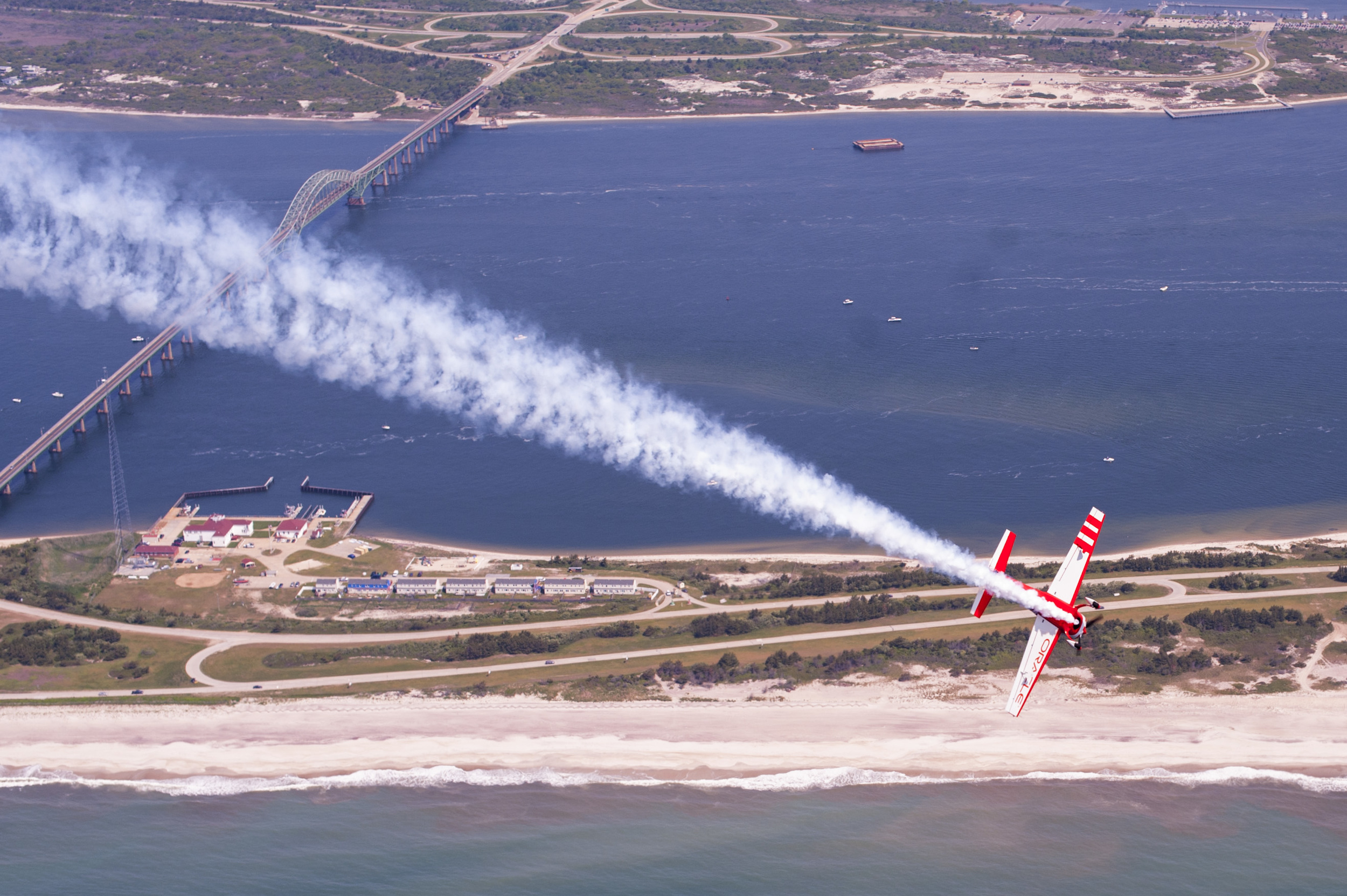 With pilot Sean Tucker on the throttle, Alex Moynihan wielded his own control stick, performing aerial acrobatics like barrel rolls, dives and pull-ups.