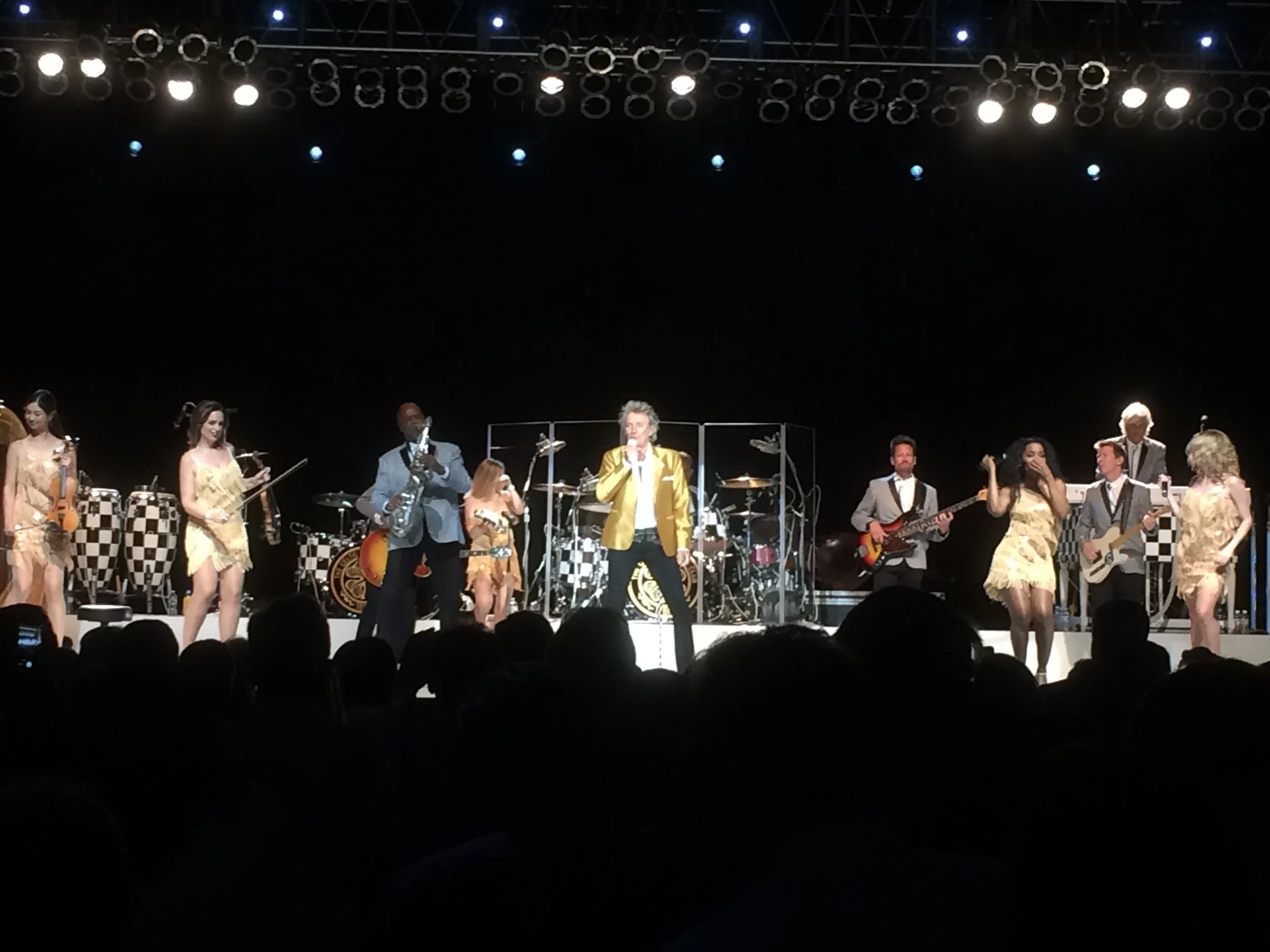 Rod Stewart Brings A Bit Of Vegas To Huntington