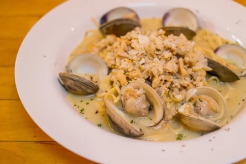  The Linguine with White Clam Sauce plates hearty shelled clams, and chunks liberally mixed in with the linguine. 