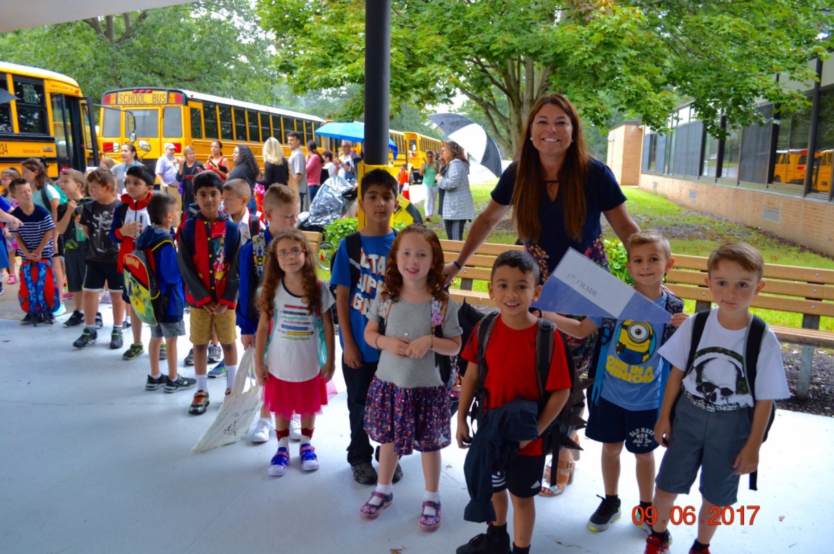   Students of Commack’s Wood Park Primary School arrive between the raindrops for their first day.   Photo/Commack School District  