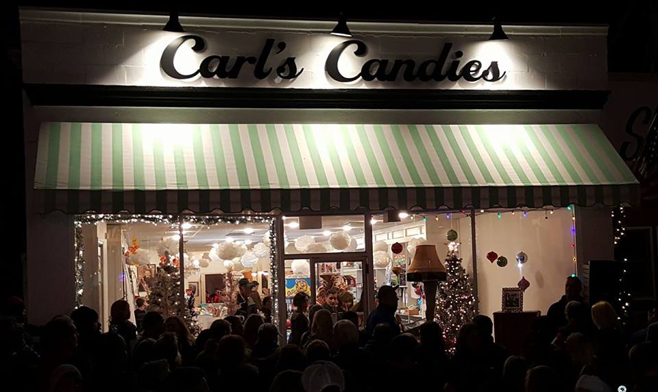   Hundreds gathered outside Carl's Candies to see the annual Leg Lamp Lighting.&nbsp;  Photo/Facebook/Christopher Maione  