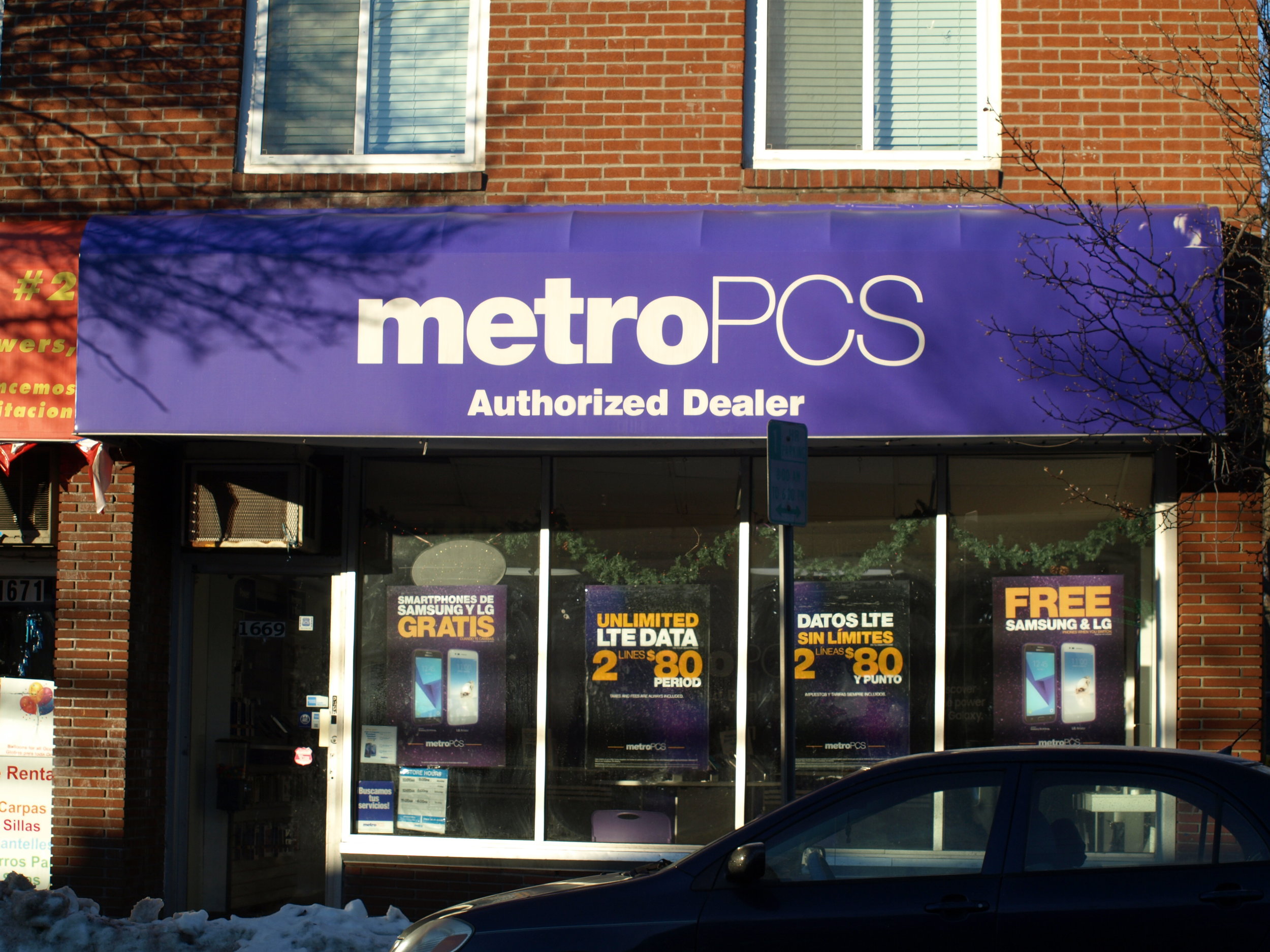 Shotgun-Wielding Thugs Rob Phone Store