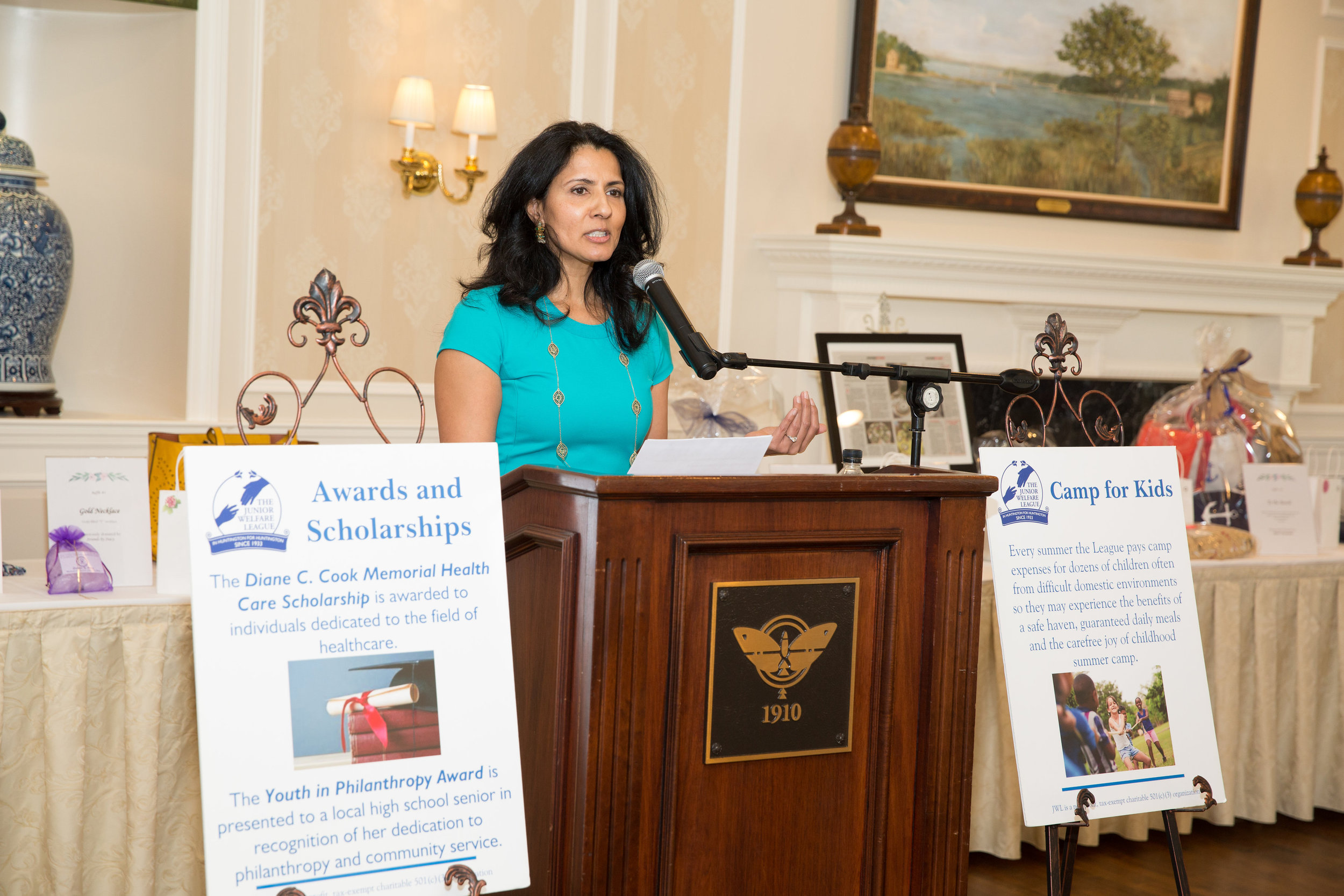 Junior Welfare League President Loveleen Lohia thanks attendees of the 2018 Spring Luncheon.