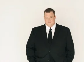Former “Mike & Molly” star Billy Gardell is scheduled to take the stage for a night of comedy at The Paramount Saturday.