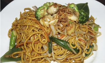  Vegetable Lo Mein with assorted vegetables 