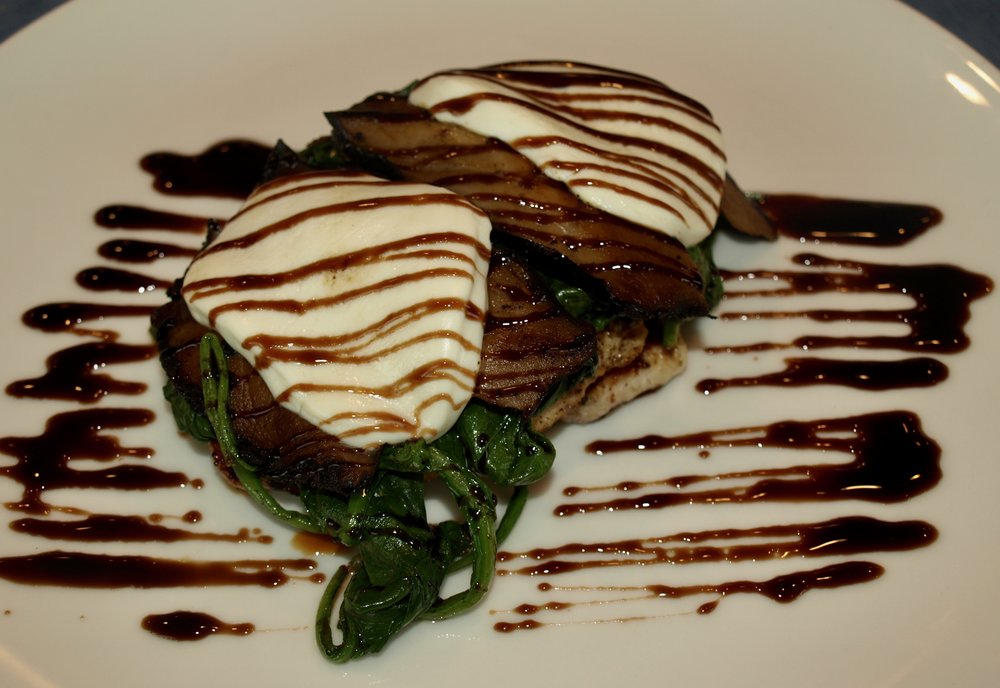  Grilled chicken balsamico topped with sauteed spinach, Portobello mushrooms and fresh mozzarella, drizzled with a balsamic reduction 