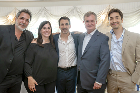 Steven Messina, Marybeth Messina Seus and Chris Messina with golf outing honoree Robert Kerr, MD, PhD. and actor Justin Long.