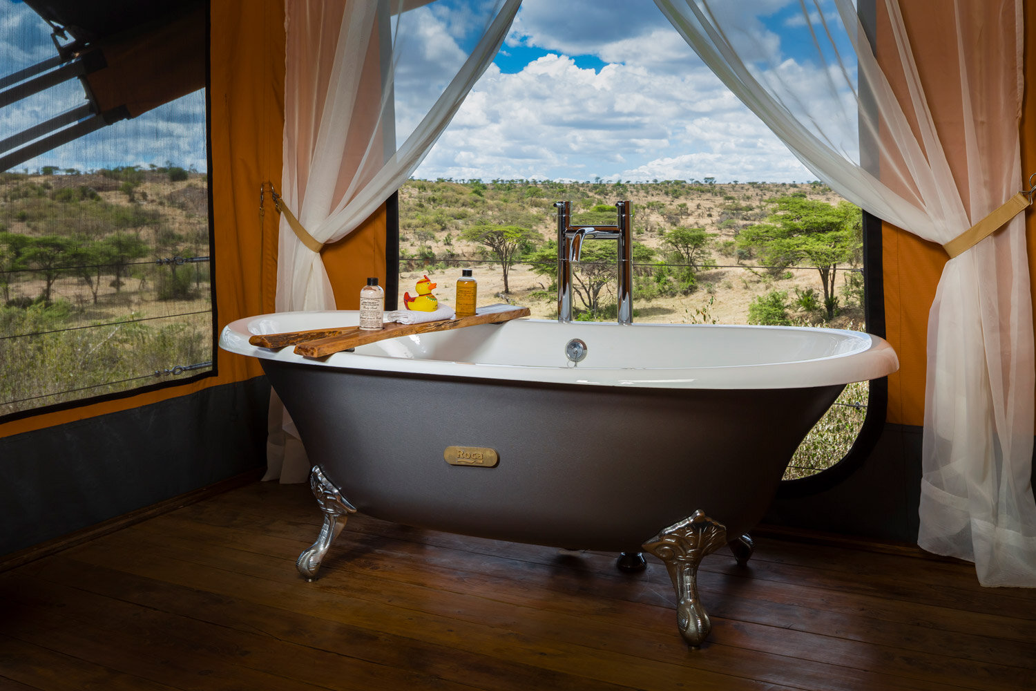 outdoor-bath-tub-savanna-kenya