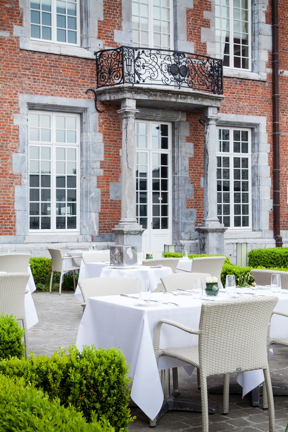 terrace-restaurant-at-crowne-plaza-liege