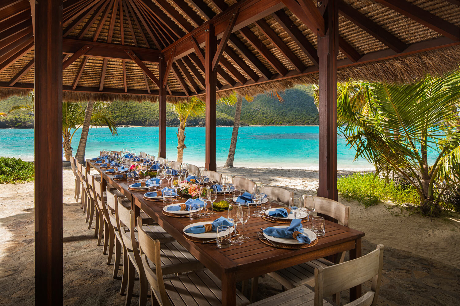 dining-on-the-beach-on-moskito-island