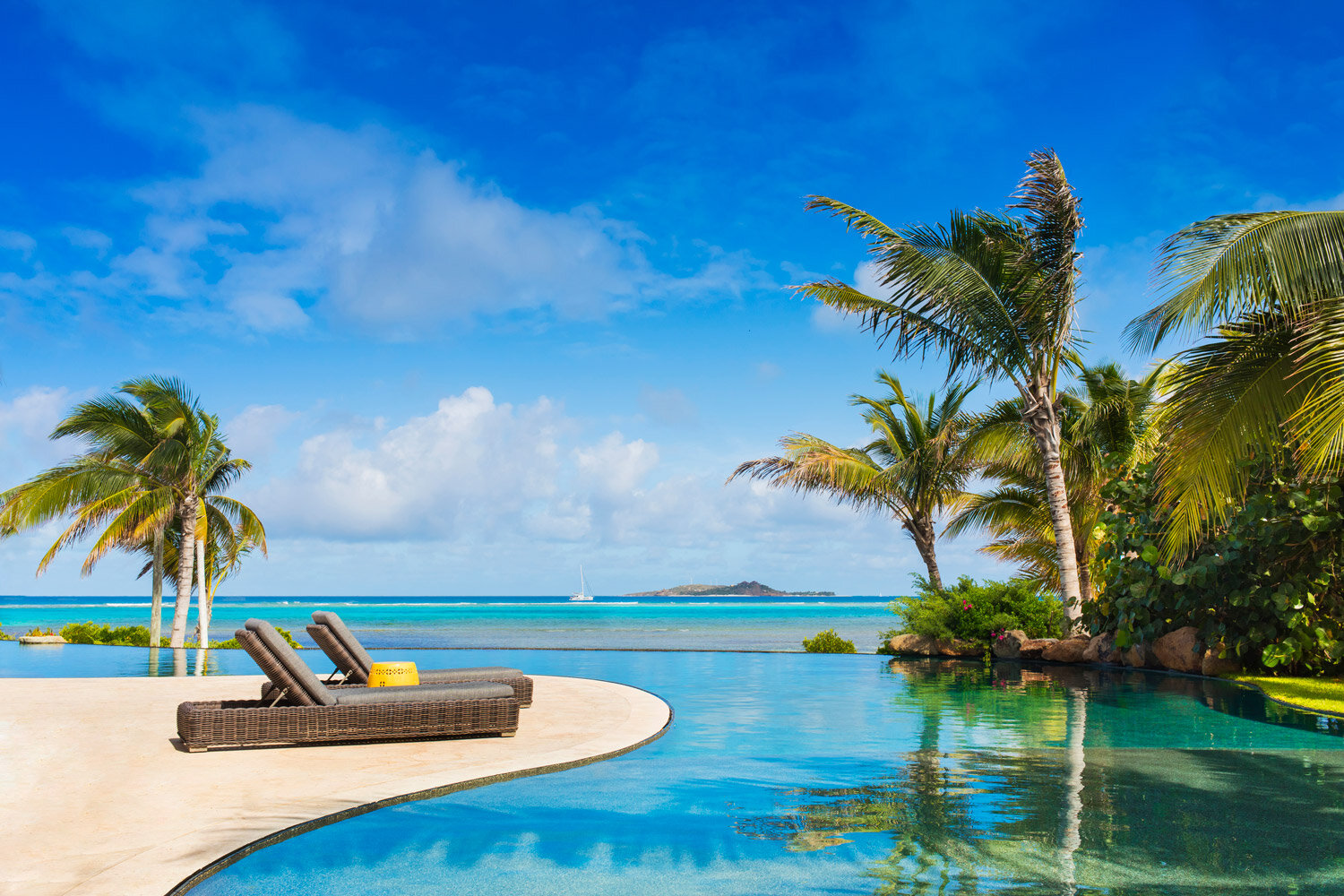 lounging-by-the-pool-on-moskito-island