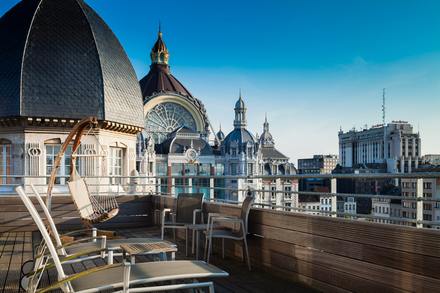 sunset-rooftop-terrace-in-antwerpen