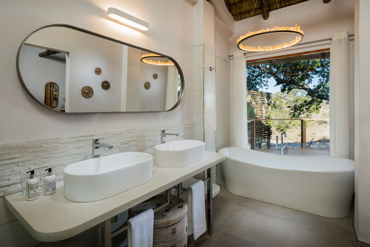 private-outside-bathrooms-at-ulusaba
